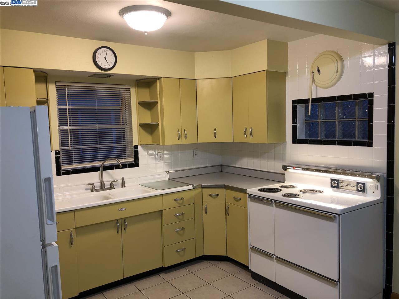 Detail Gallery Image 4 of 16 For 3928 Weber Rd, Brentwood,  MO 63123 - 4 Beds | 2/1 Baths