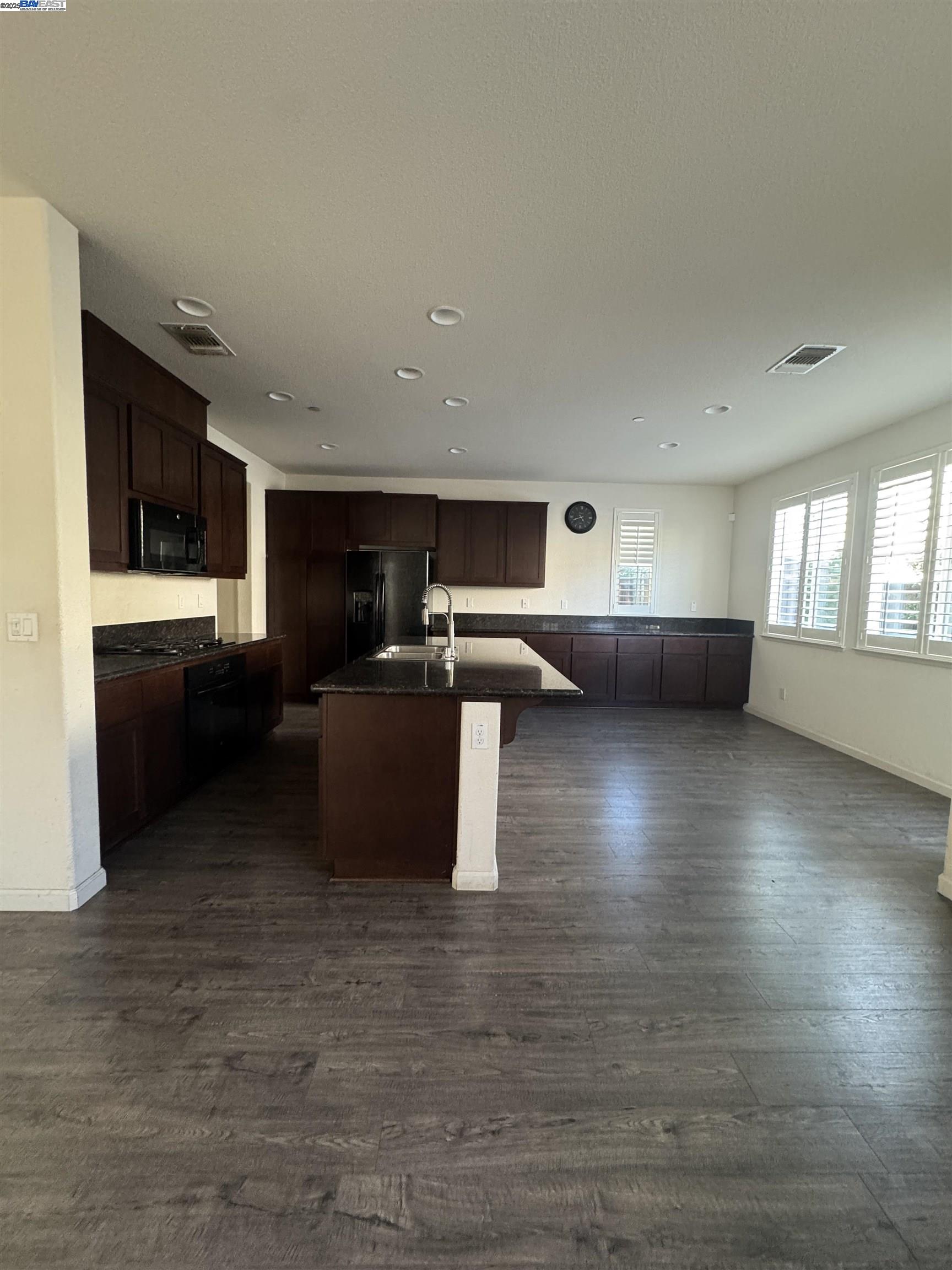 Detail Gallery Image 4 of 12 For 5342 Gramercy Circle, Fairfield,  CA 94533 - 4 Beds | 3/1 Baths