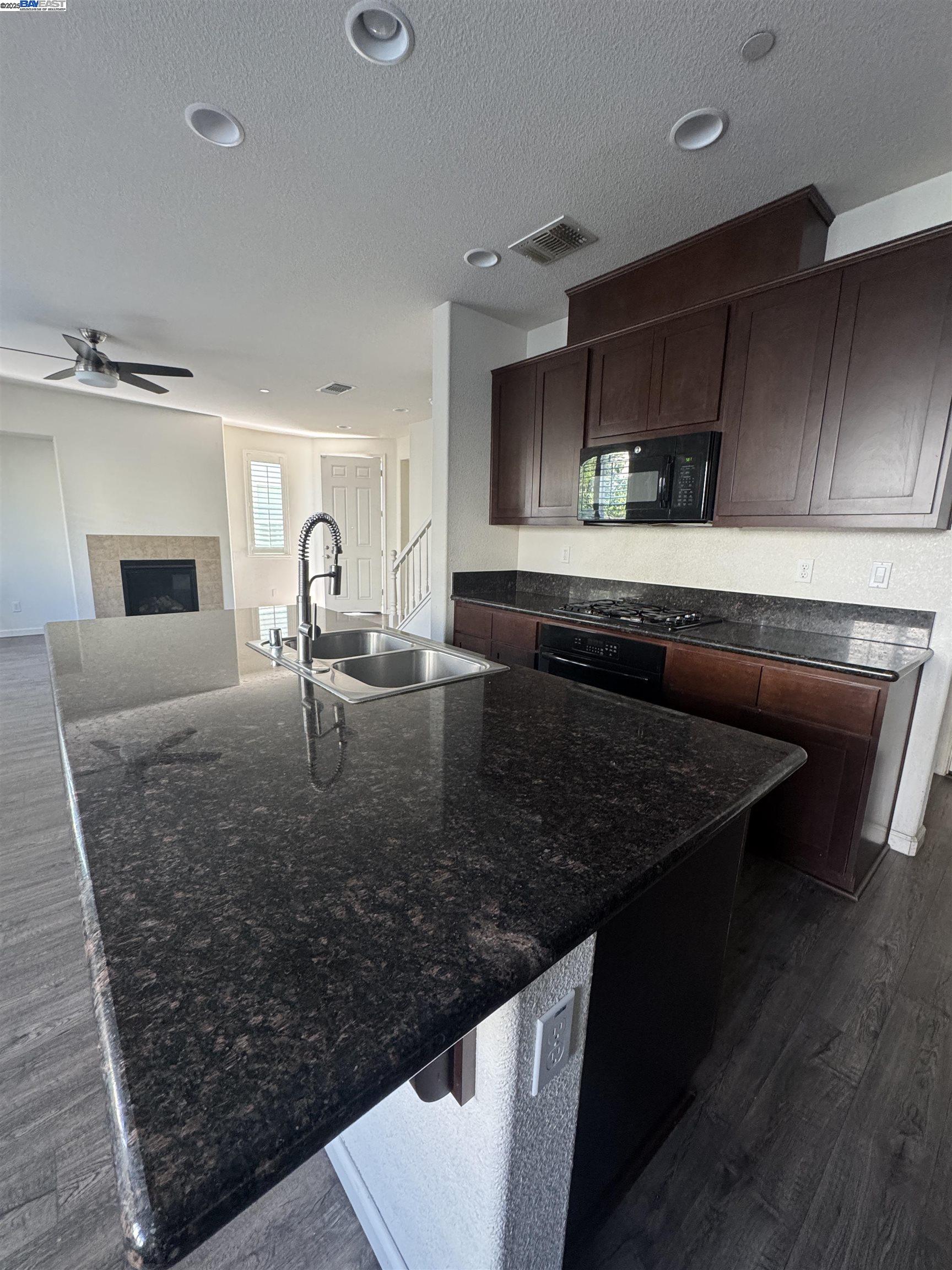 Detail Gallery Image 5 of 12 For 5342 Gramercy Circle, Fairfield,  CA 94533 - 4 Beds | 3/1 Baths