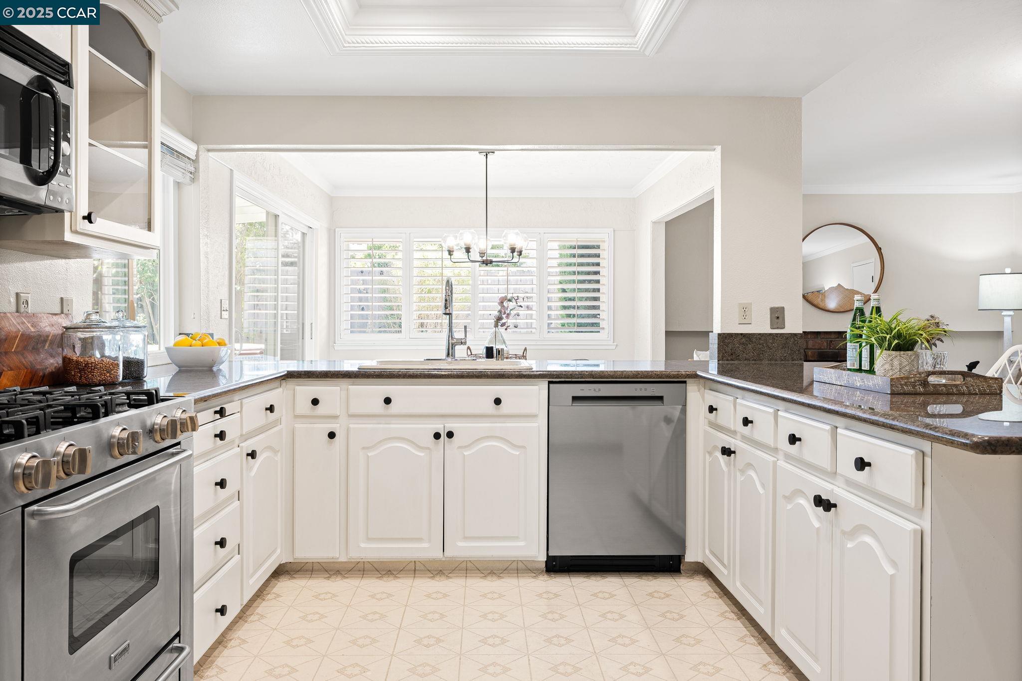 Detail Gallery Image 9 of 29 For 2325 Lariat Ln, Walnut Creek,  CA 94596 - 5 Beds | 3/1 Baths