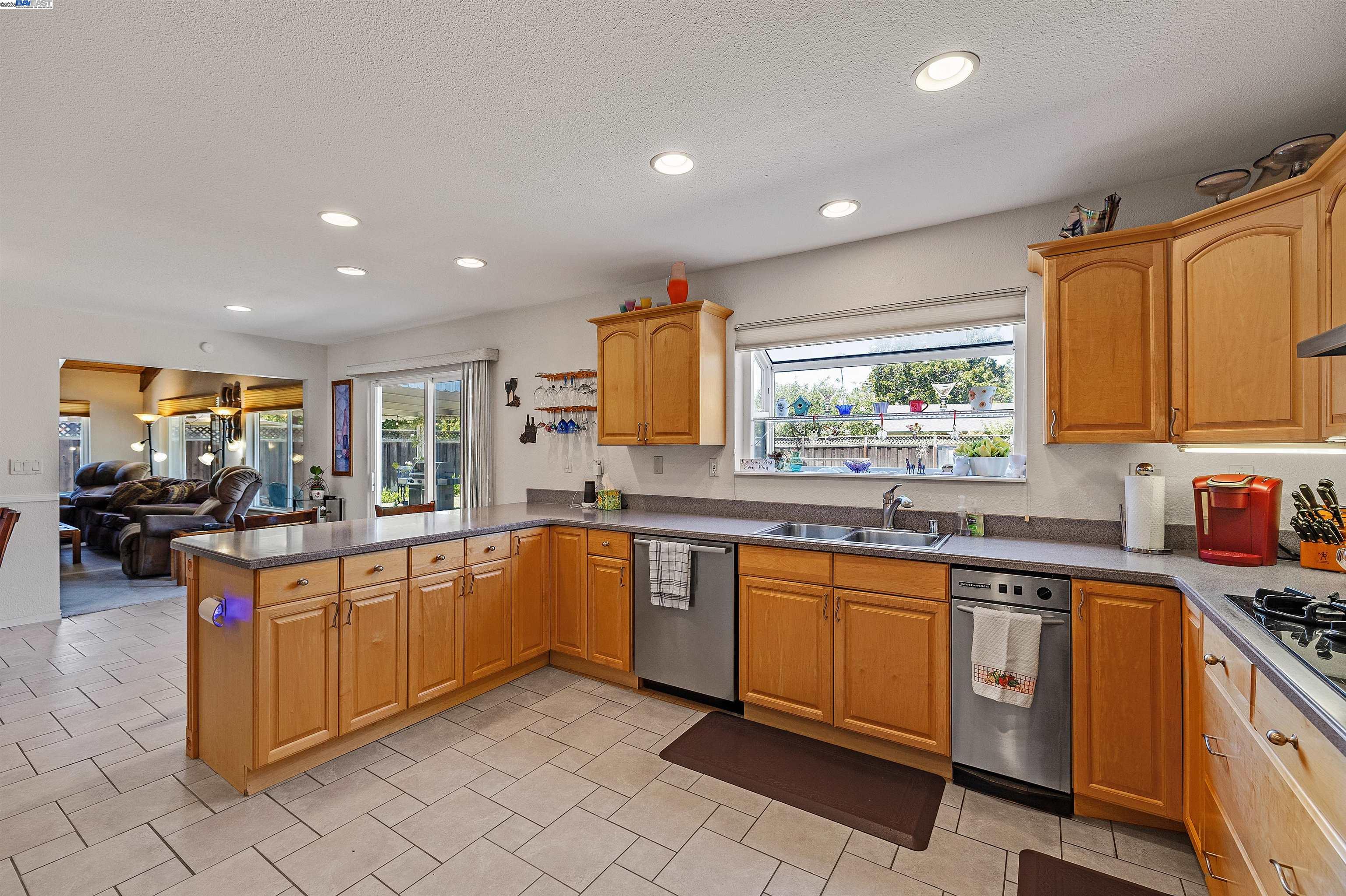 Detail Gallery Image 14 of 60 For 3291 Trafalgar Road, Fremont,  CA 94555 - 3 Beds | 2/1 Baths