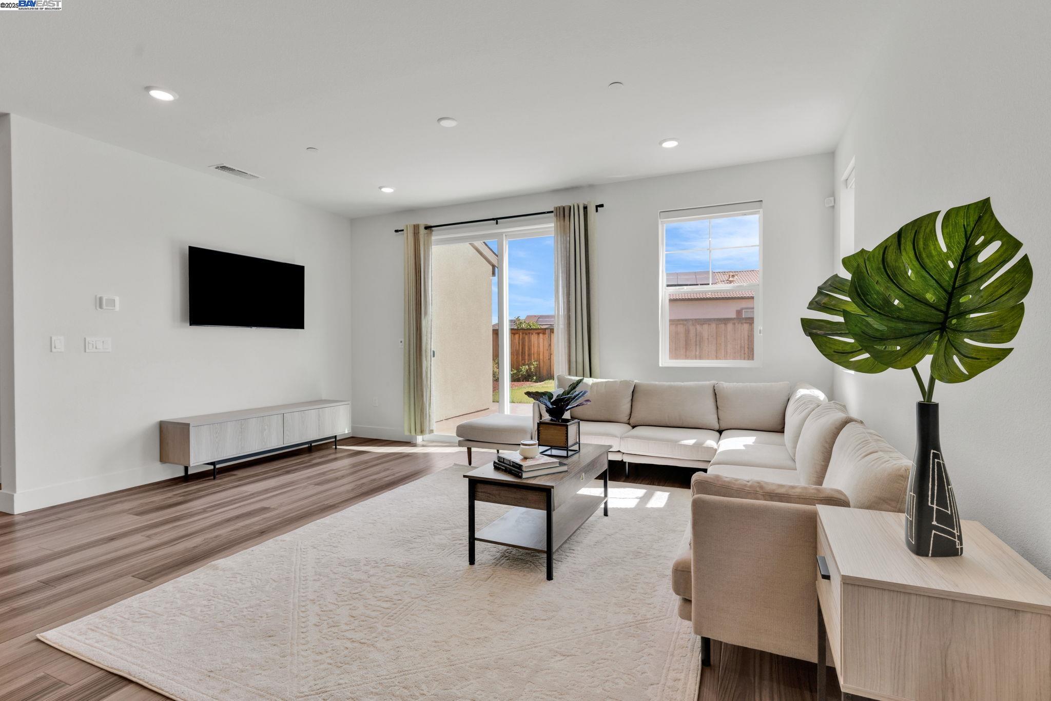 Detail Gallery Image 6 of 35 For 5946 Markham Dr, Tracy,  CA 95377 - 4 Beds | 3 Baths