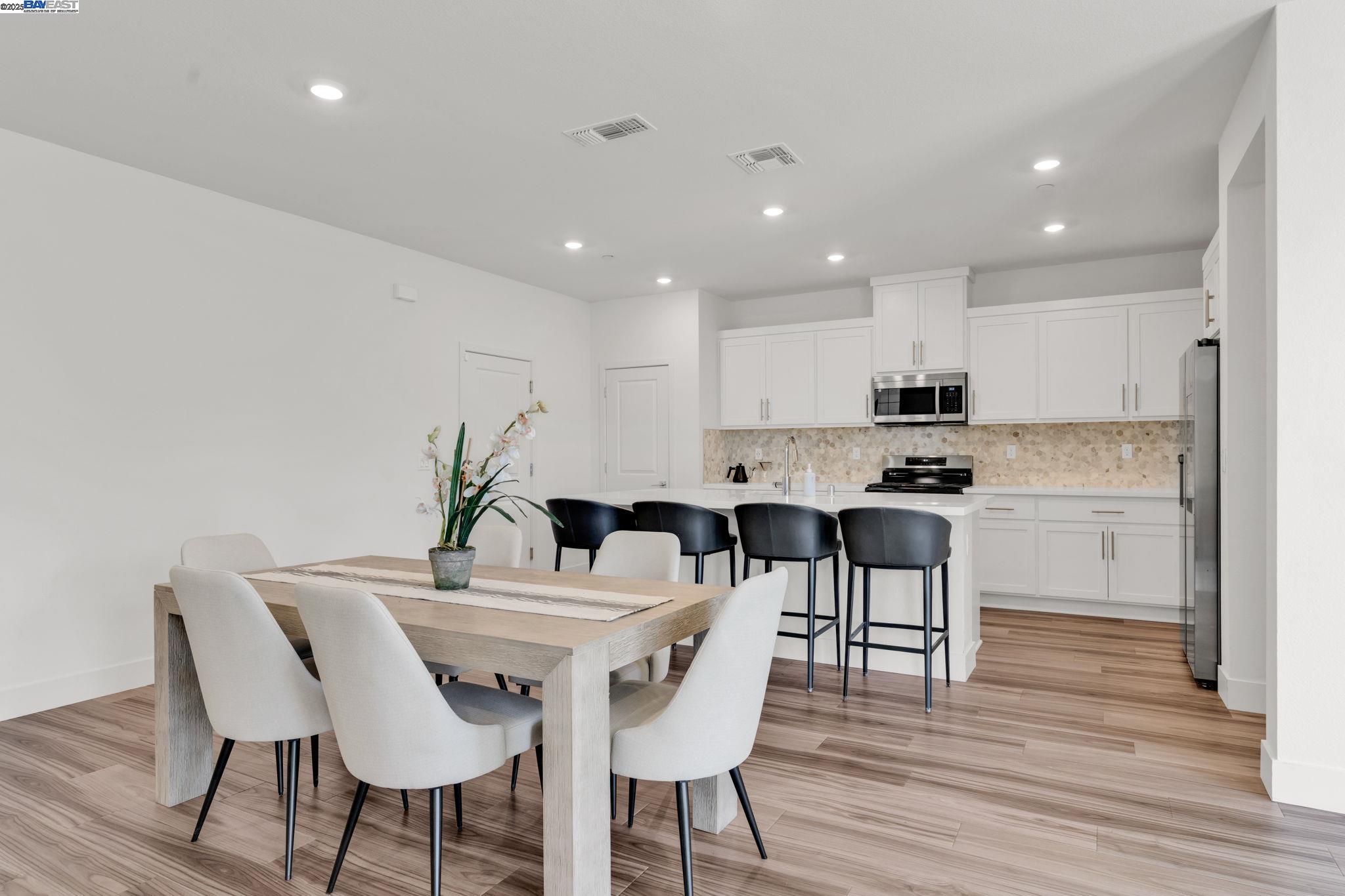 Detail Gallery Image 7 of 35 For 5946 Markham Dr, Tracy,  CA 95377 - 4 Beds | 3 Baths