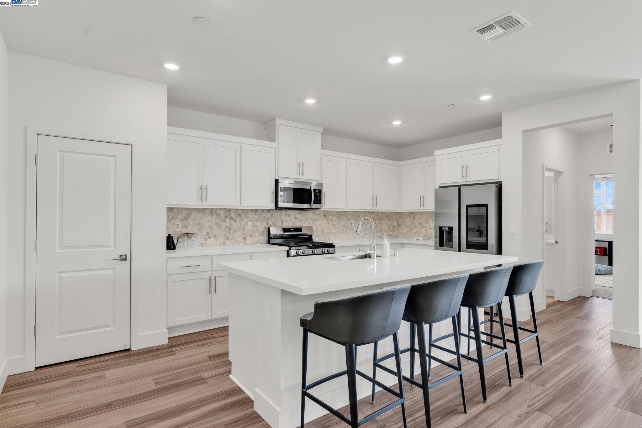 Detail Gallery Image 8 of 35 For 5946 Markham Dr, Tracy,  CA 95377 - 4 Beds | 3 Baths
