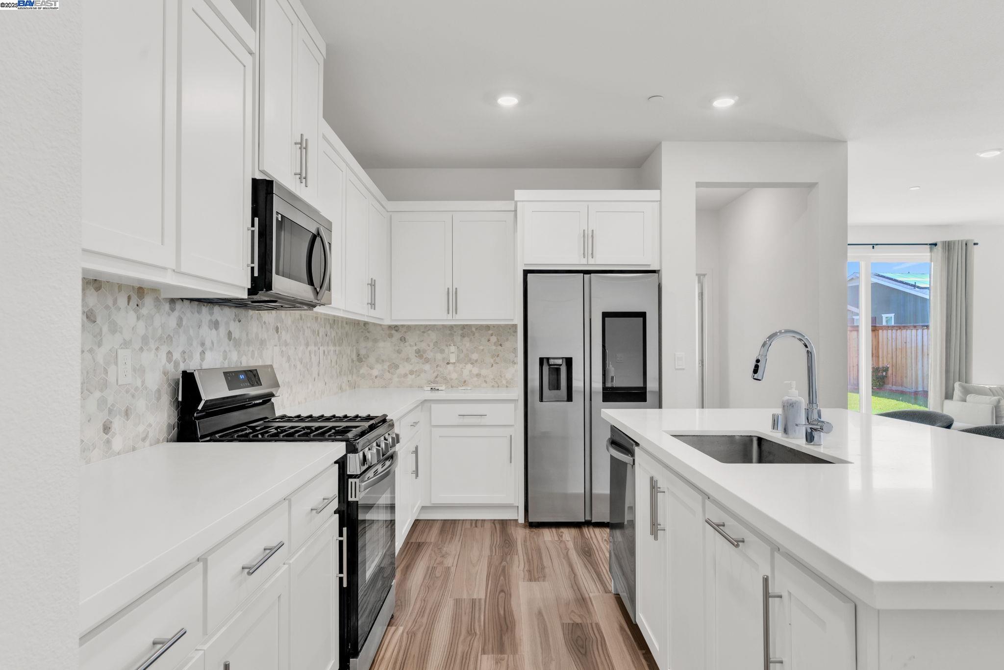 Detail Gallery Image 9 of 35 For 5946 Markham Dr, Tracy,  CA 95377 - 4 Beds | 3 Baths