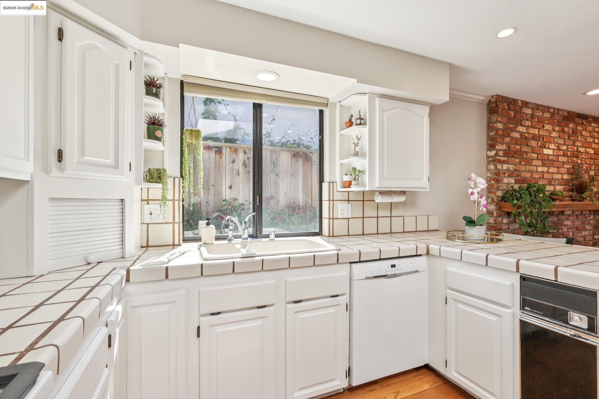 Detail Gallery Image 16 of 44 For 415 Blue Ridge Dr, Martinez,  CA 94553 - 3 Beds | 3 Baths