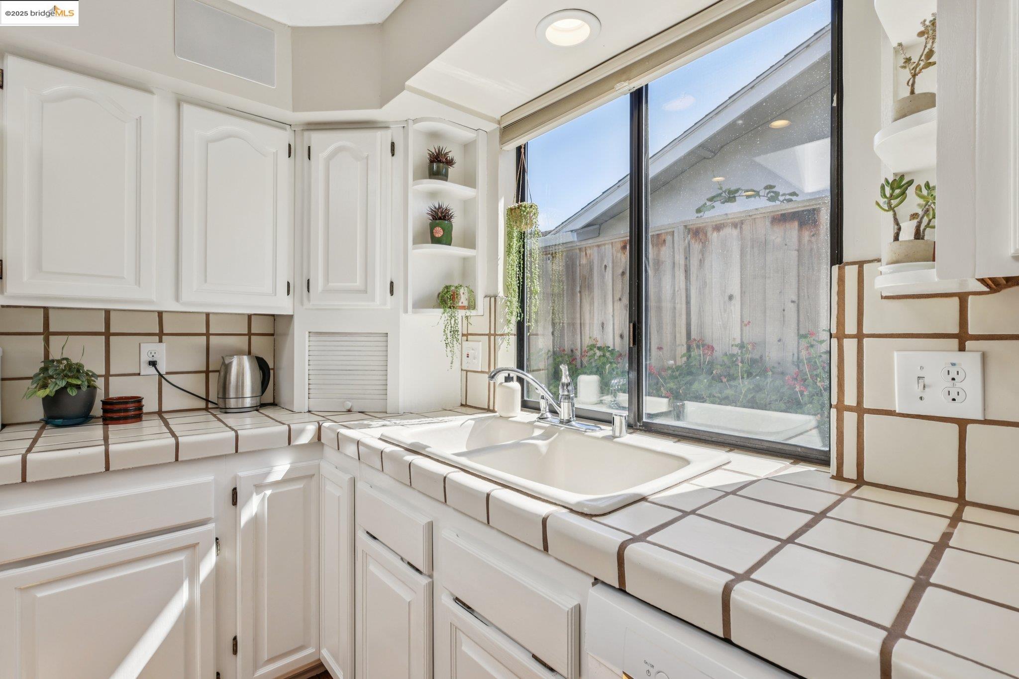 Detail Gallery Image 17 of 44 For 415 Blue Ridge Dr, Martinez,  CA 94553 - 3 Beds | 3 Baths