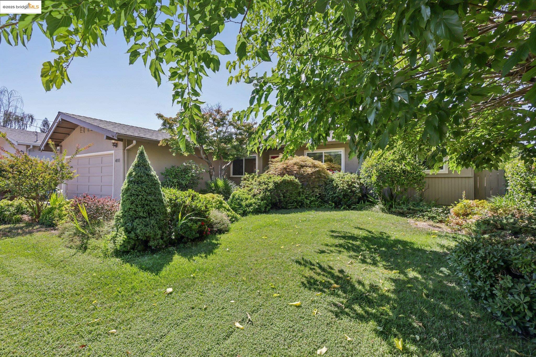 Detail Gallery Image 3 of 44 For 415 Blue Ridge Dr, Martinez,  CA 94553 - 3 Beds | 3 Baths