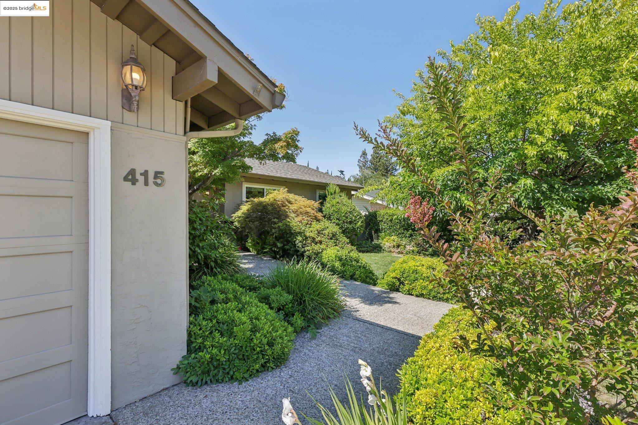 Detail Gallery Image 4 of 44 For 415 Blue Ridge Dr, Martinez,  CA 94553 - 3 Beds | 3 Baths