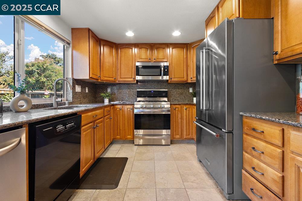 Detail Gallery Image 11 of 41 For 5025 Murchio Dr, Concord,  CA 94521 - 4 Beds | 3 Baths