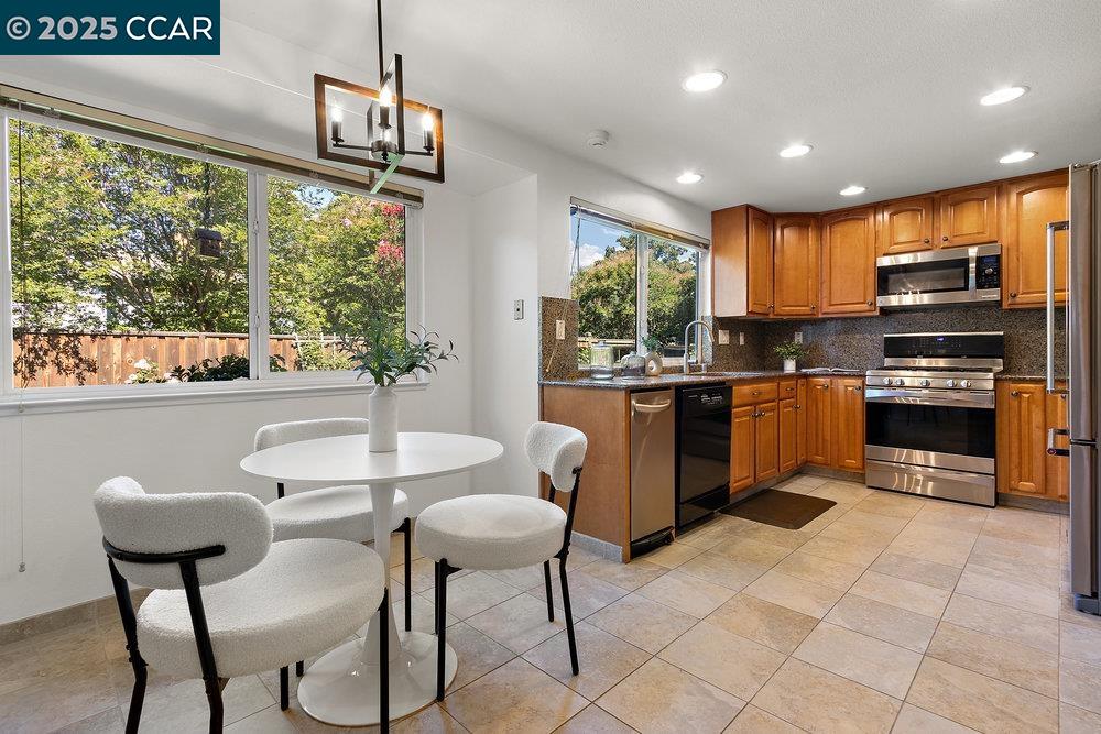 Detail Gallery Image 10 of 41 For 5025 Murchio Dr, Concord,  CA 94521 - 4 Beds | 3 Baths