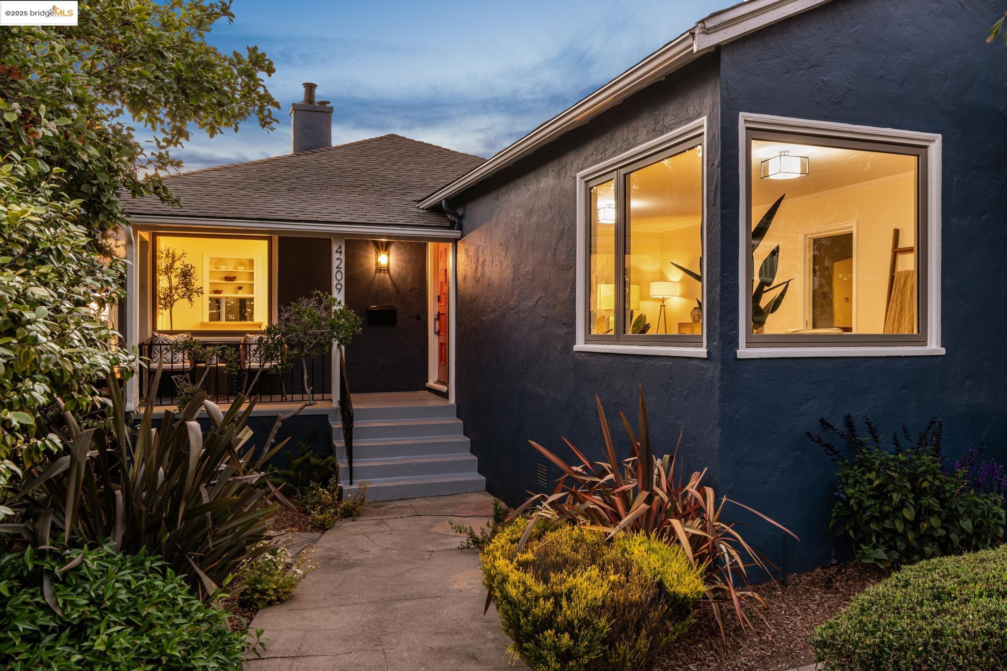 Detail Gallery Image 1 of 1 For 4209 Wilshire Blvd, Oakland,  CA 94602 - 3 Beds | 2 Baths