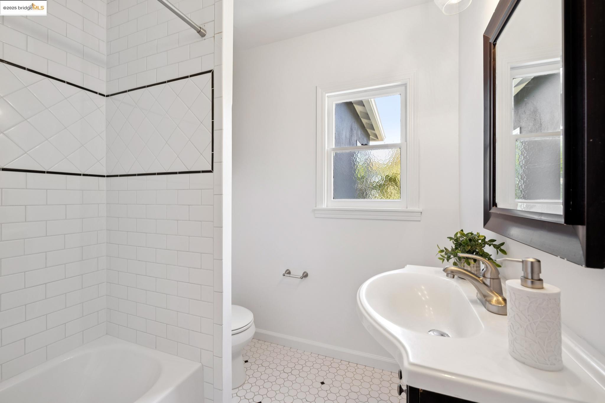4209 Wilshire Blvd, Oakland, California 94602, 3 Bedrooms Bedrooms, 7 Rooms Rooms,2 BathroomsBathrooms,Residential,For Sale,4209 Wilshire Blvd,41106425