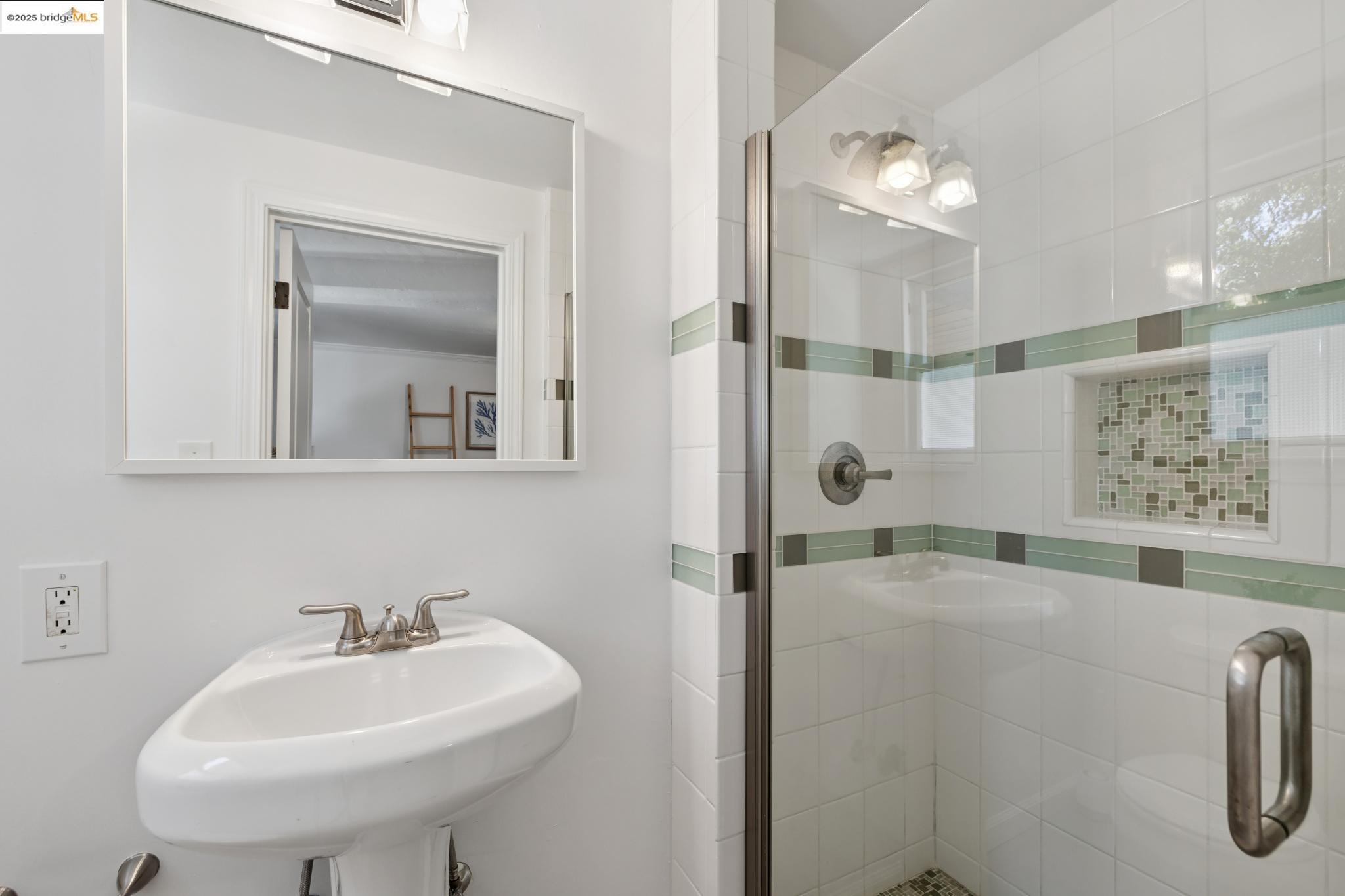 4209 Wilshire Blvd, Oakland, California 94602, 3 Bedrooms Bedrooms, 7 Rooms Rooms,2 BathroomsBathrooms,Residential,For Sale,4209 Wilshire Blvd,41106425