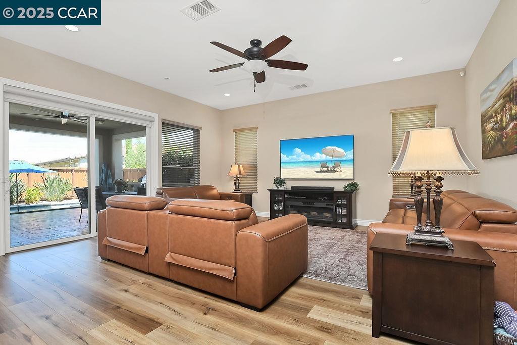 1927 Burgundy Ln, Brentwood, California 94513, 2 Bedrooms Bedrooms, 10 Rooms Rooms,2 BathroomsBathrooms,Residential,For Sale,1927 Burgundy Ln,41106441