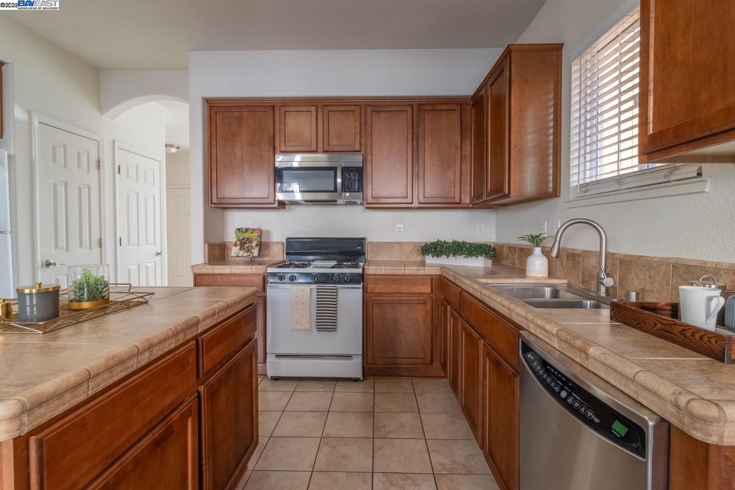 Detail Gallery Image 11 of 38 For 1526 Cat Tail Dr, Stockton,  CA 95204 - 4 Beds | 2/1 Baths