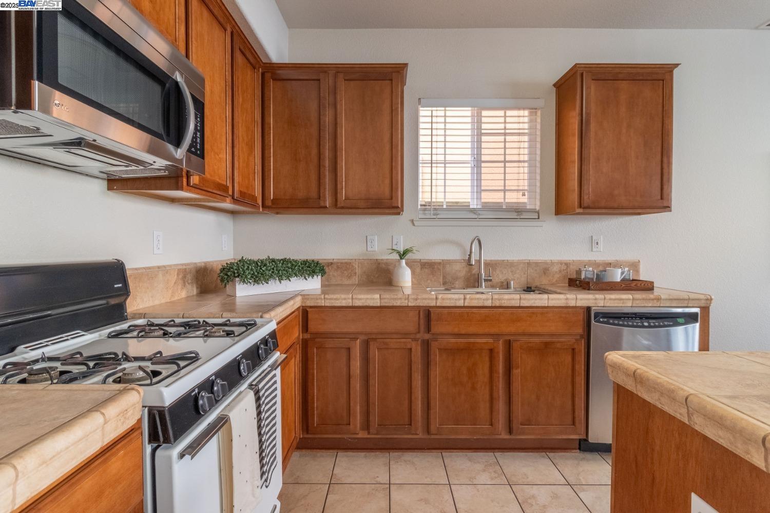 Detail Gallery Image 15 of 38 For 1526 Cat Tail Dr, Stockton,  CA 95204 - 4 Beds | 2/1 Baths