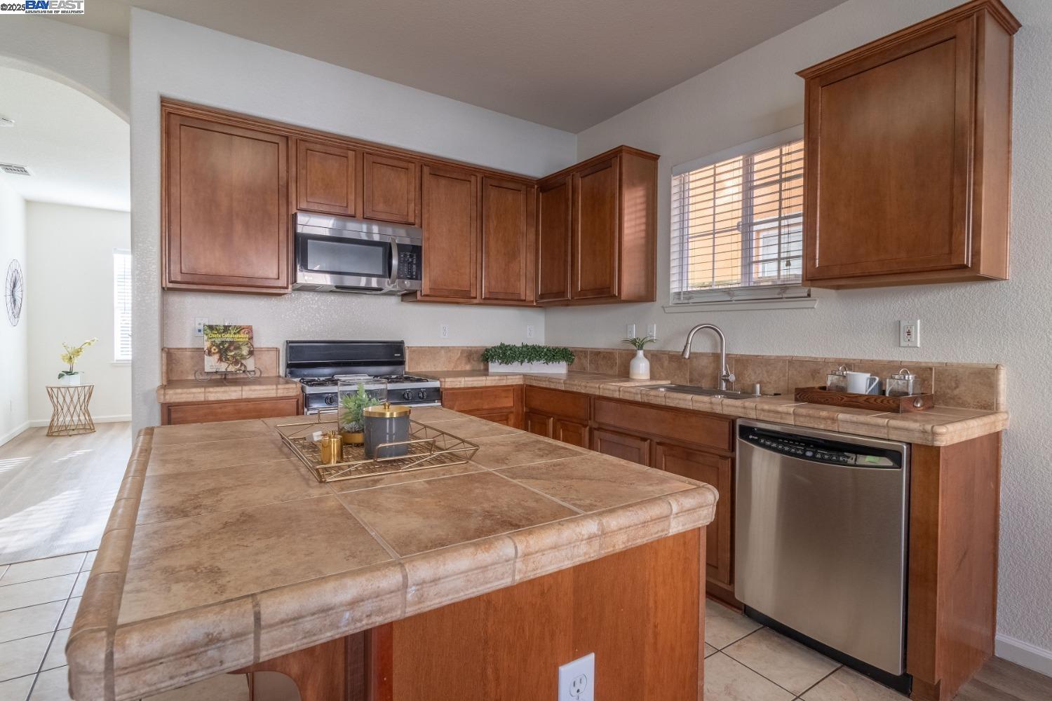 Detail Gallery Image 9 of 38 For 1526 Cat Tail Dr, Stockton,  CA 95204 - 4 Beds | 2/1 Baths