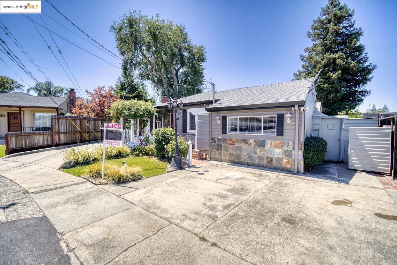 Detail Gallery Image 2 of 52 For 2821 Ponderosa  Drive, Concord,  CA 94520 - 3 Beds | 1 Baths