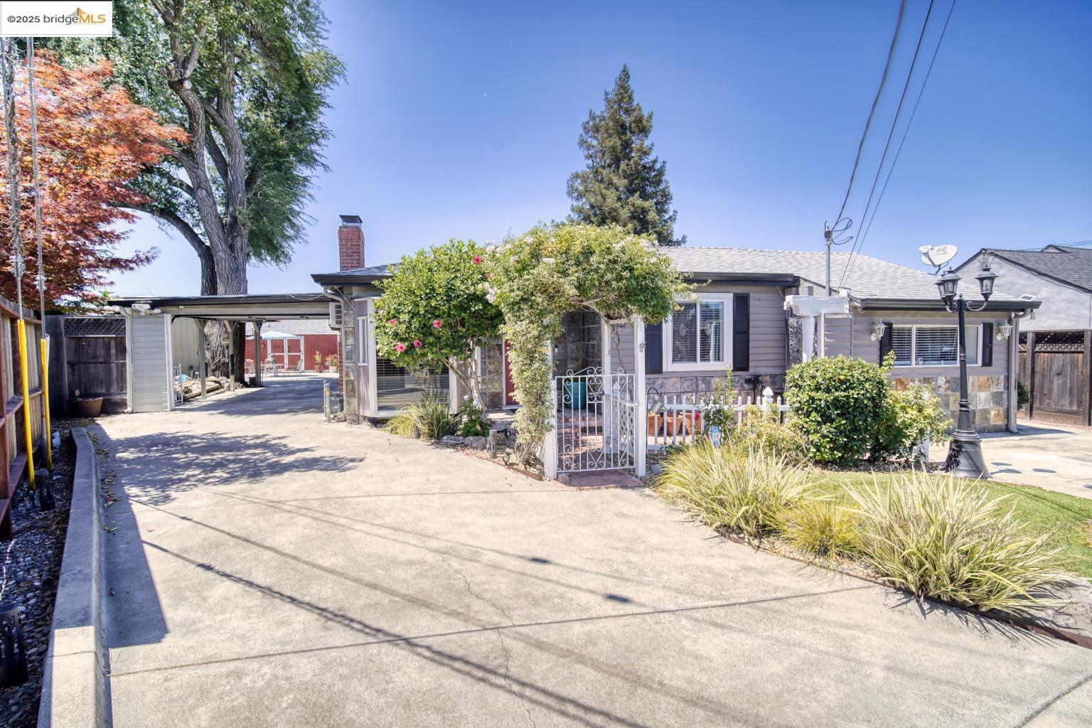 Detail Gallery Image 3 of 52 For 2821 Ponderosa  Drive, Concord,  CA 94520 - 3 Beds | 1 Baths