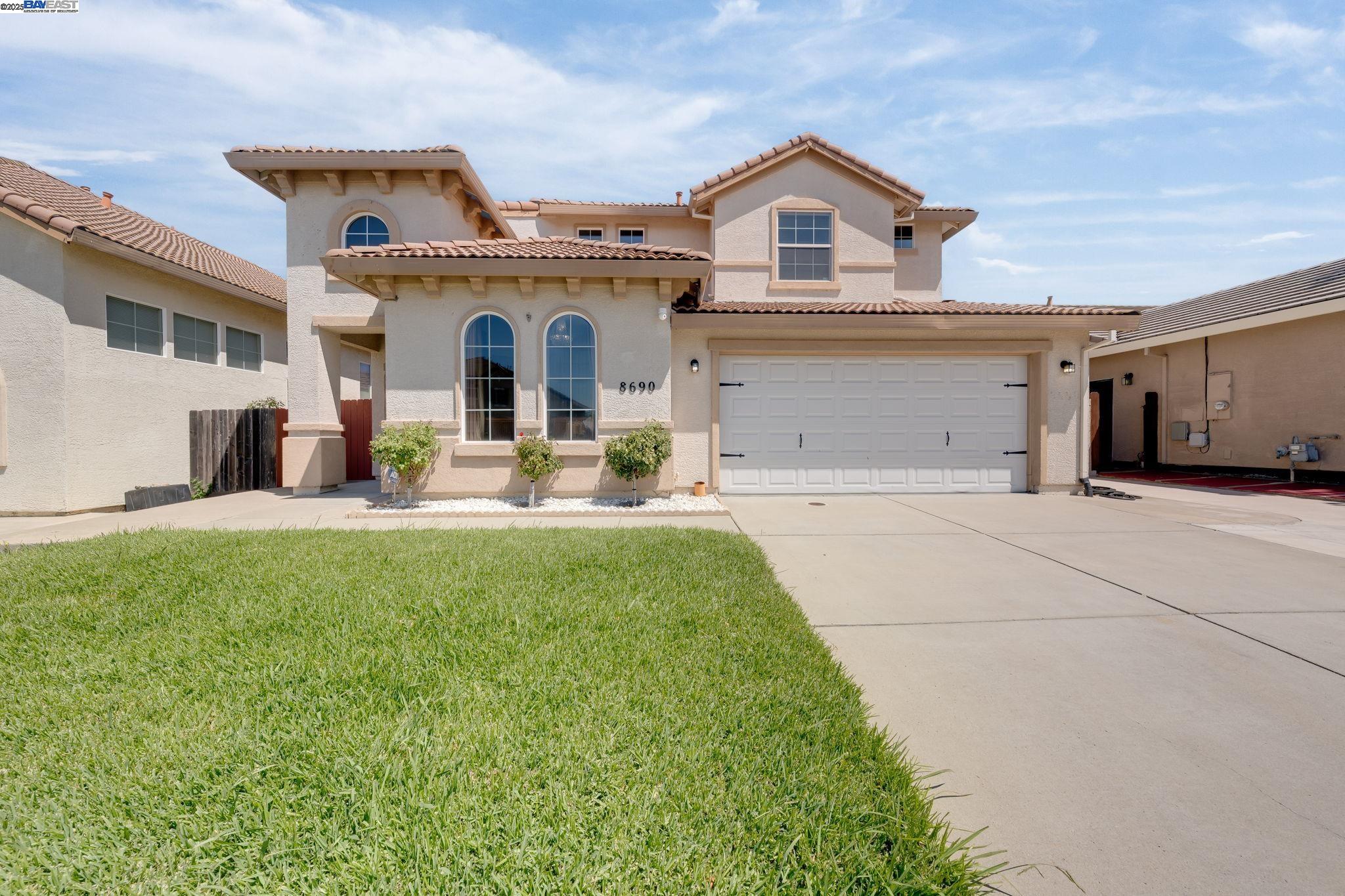 Detail Gallery Image 1 of 11 For 8690 Heritage Hill Dr, Elk Grove,  CA 95624 - 4 Beds | 3 Baths
