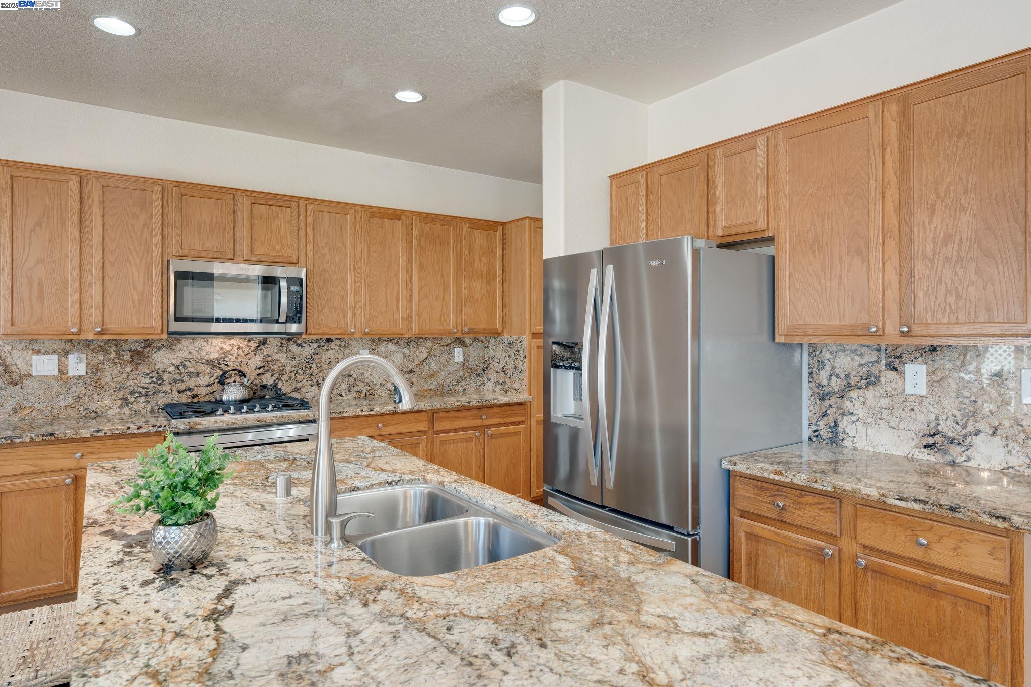 Detail Gallery Image 4 of 11 For 8690 Heritage Hill Dr, Elk Grove,  CA 95624 - 4 Beds | 3 Baths