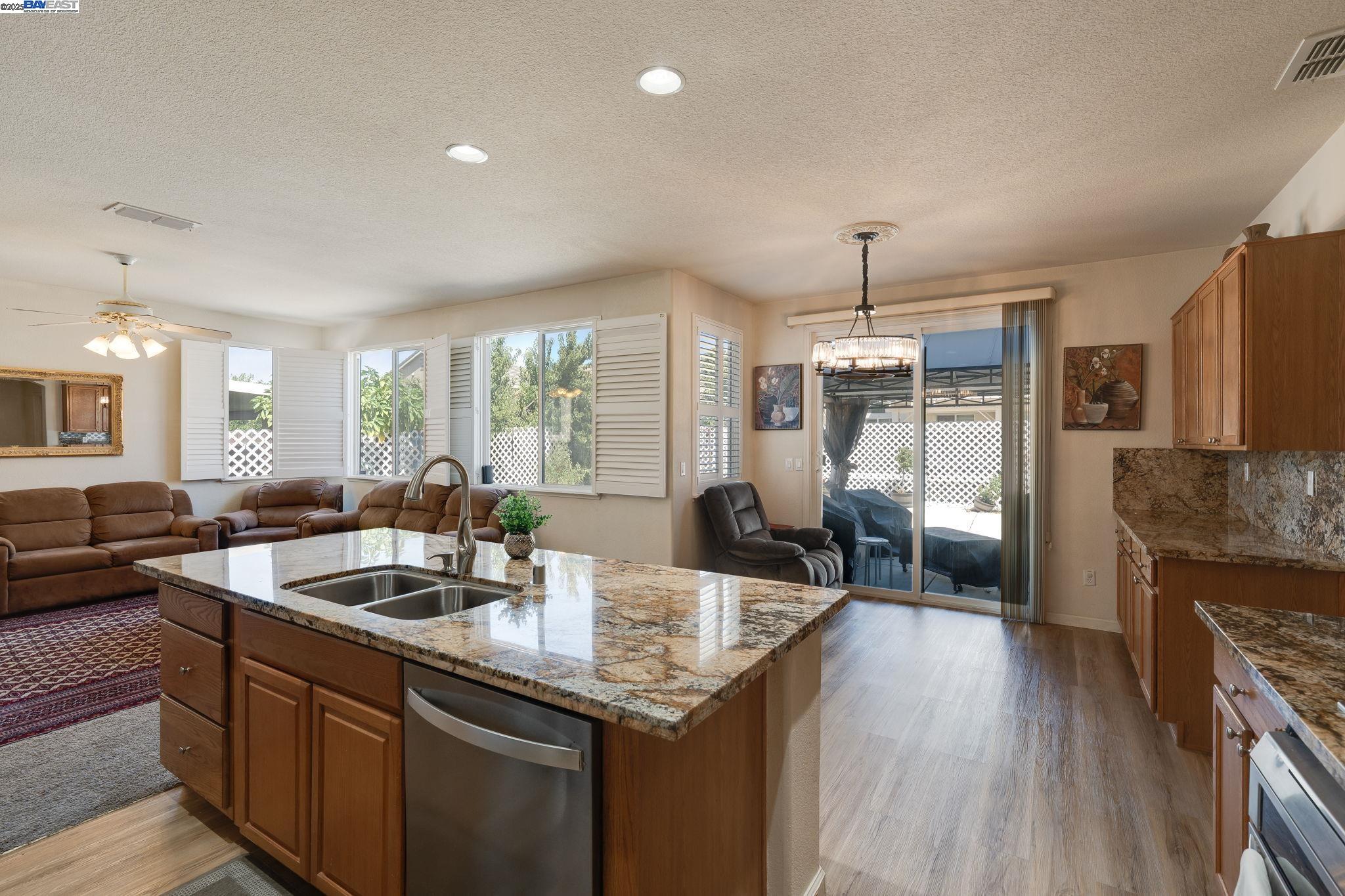 Detail Gallery Image 5 of 11 For 8690 Heritage Hill Dr, Elk Grove,  CA 95624 - 4 Beds | 3 Baths