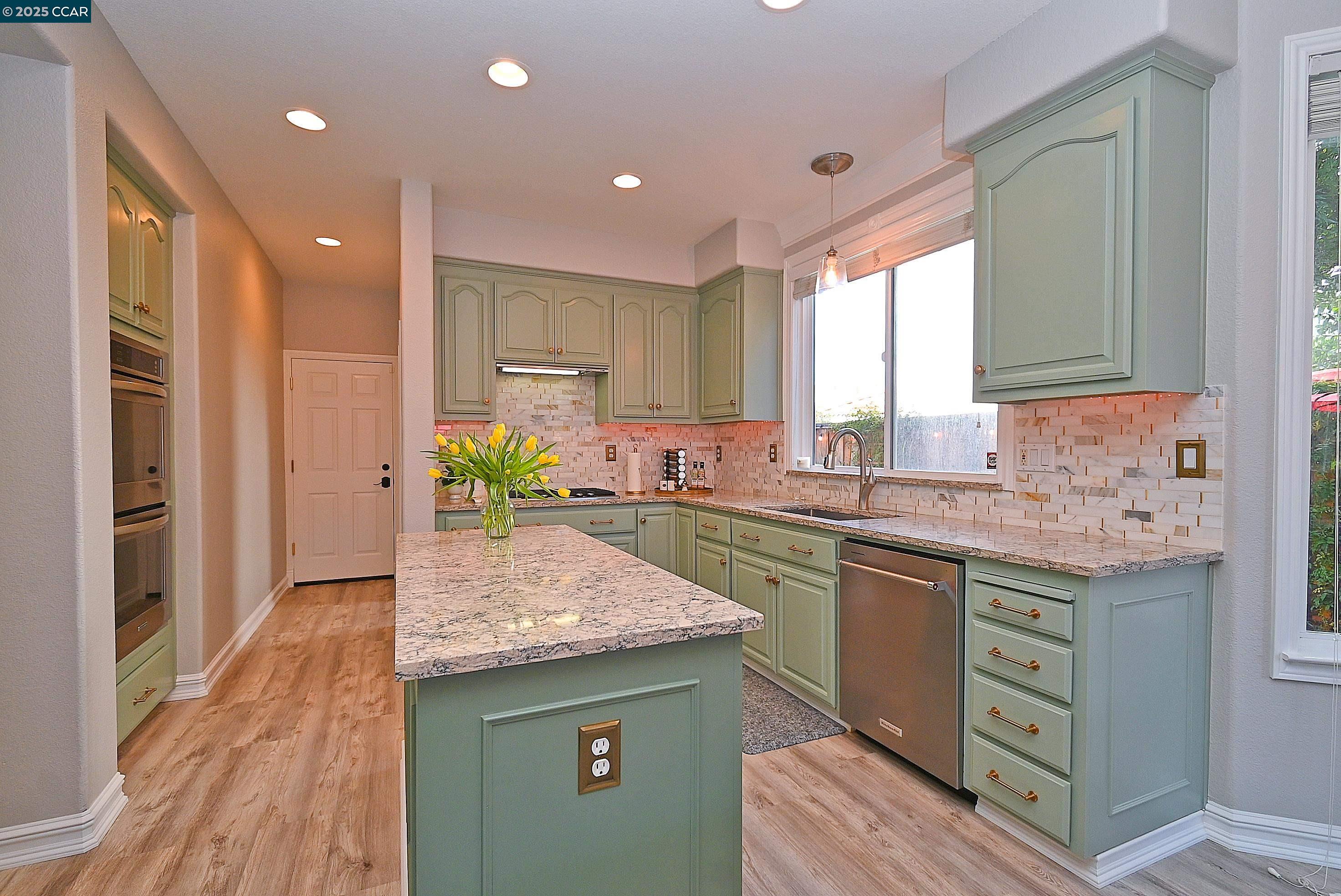 Detail Gallery Image 16 of 55 For 829 Deer Spring Cir, Concord,  CA 94521 - 5 Beds | 2/1 Baths