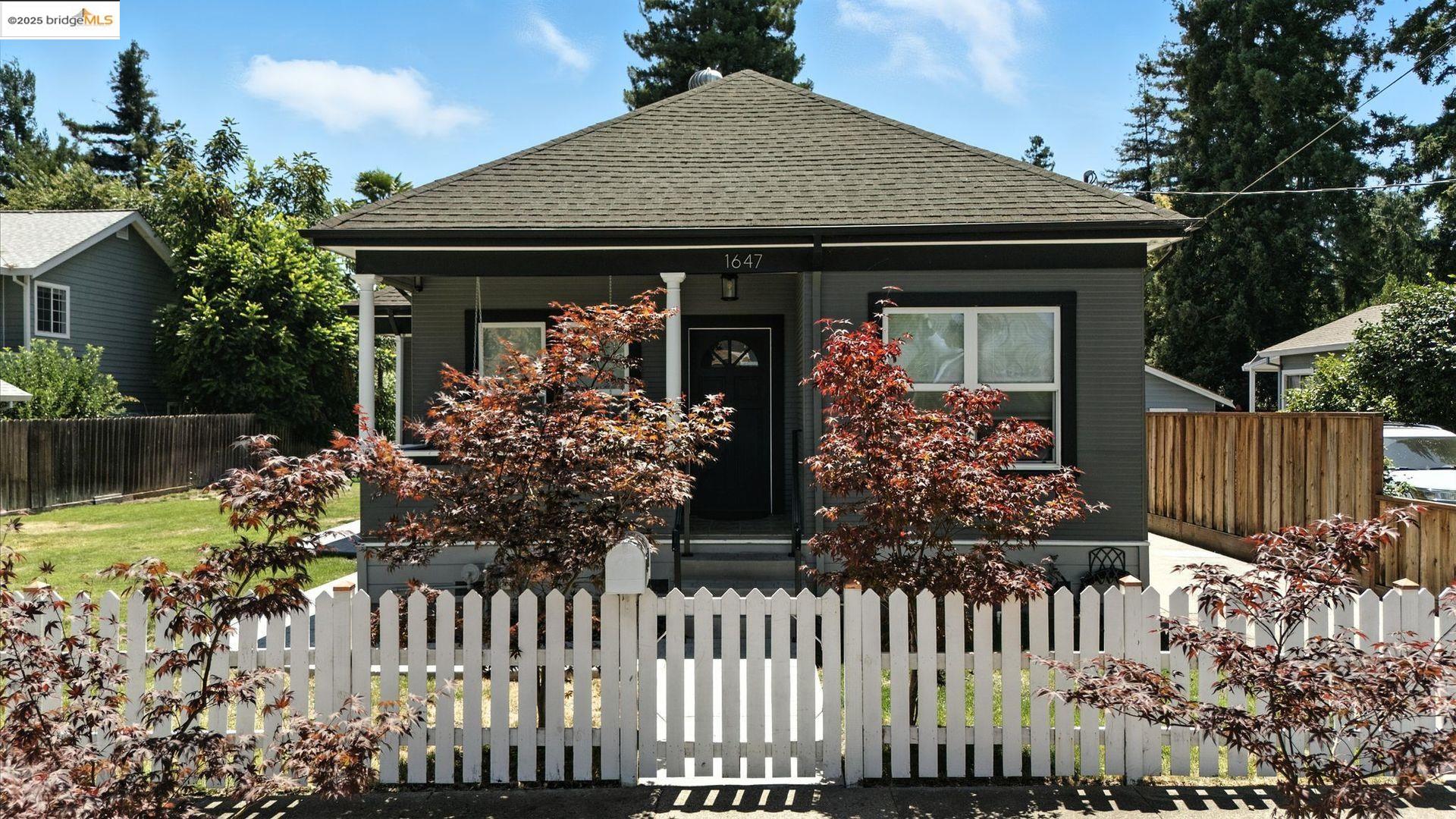Detail Gallery Image 1 of 56 For 1647 B St, Napa,  CA 94559 - 3 Beds | 1 Baths