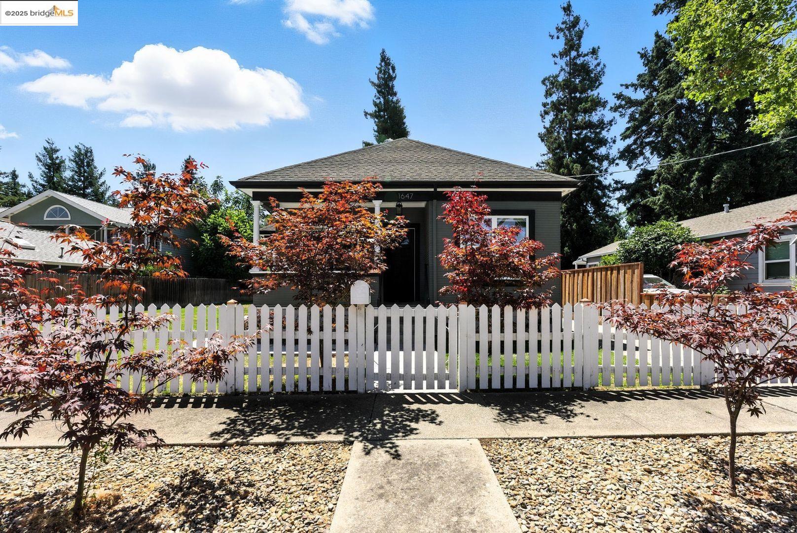 Detail Gallery Image 2 of 56 For 1647 B St, Napa,  CA 94559 - 3 Beds | 1 Baths