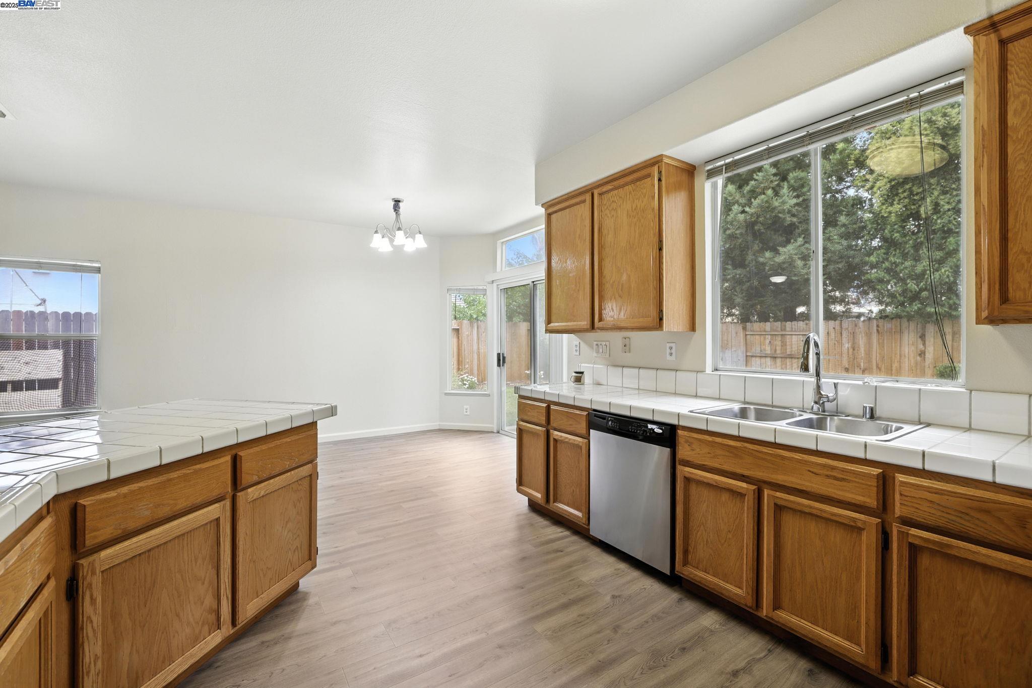 Detail Gallery Image 18 of 43 For 10169 Archley Ct, Elk Grove,  CA 95624 - 3 Beds | 3 Baths