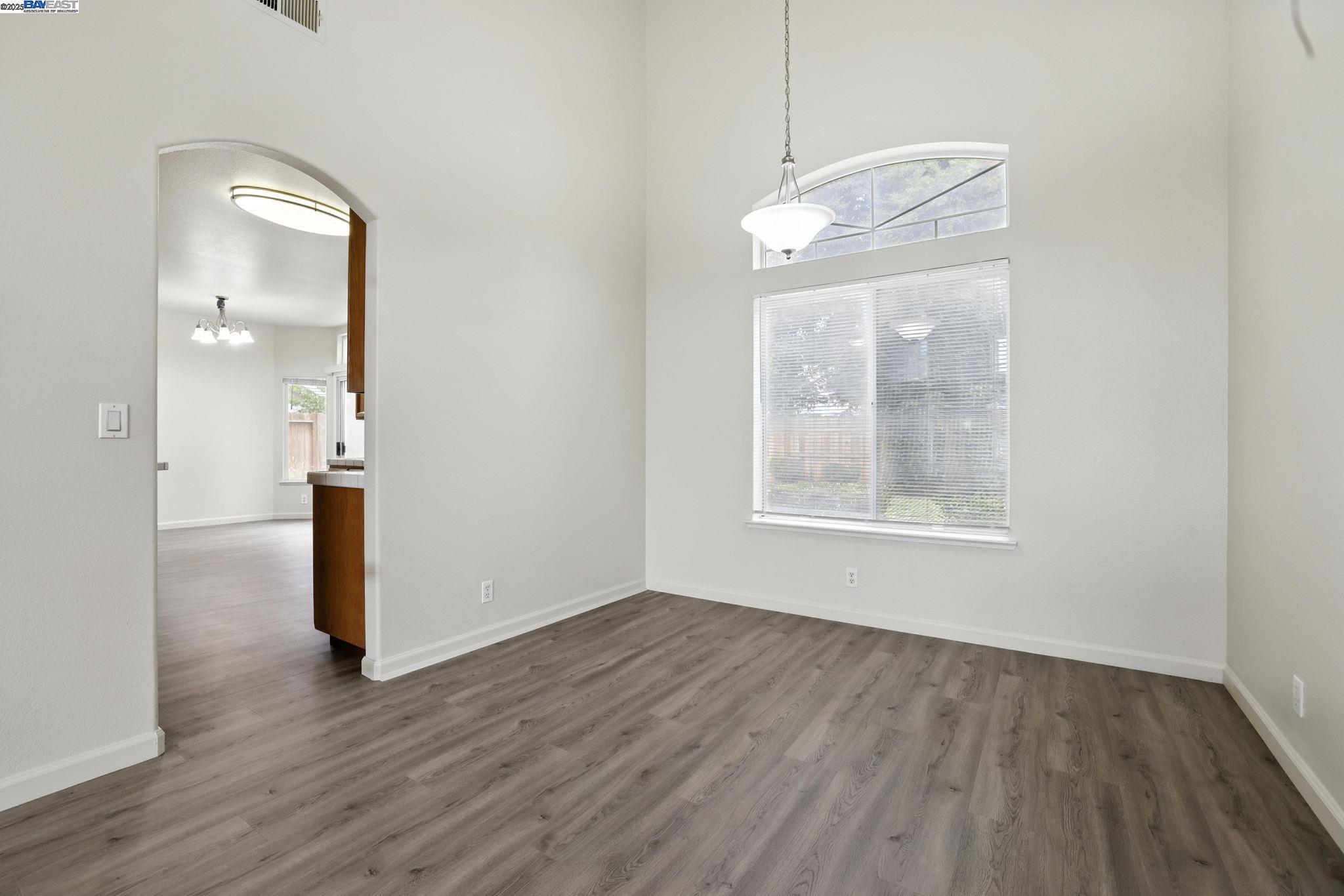 Detail Gallery Image 7 of 43 For 10169 Archley Ct, Elk Grove,  CA 95624 - 3 Beds | 3 Baths