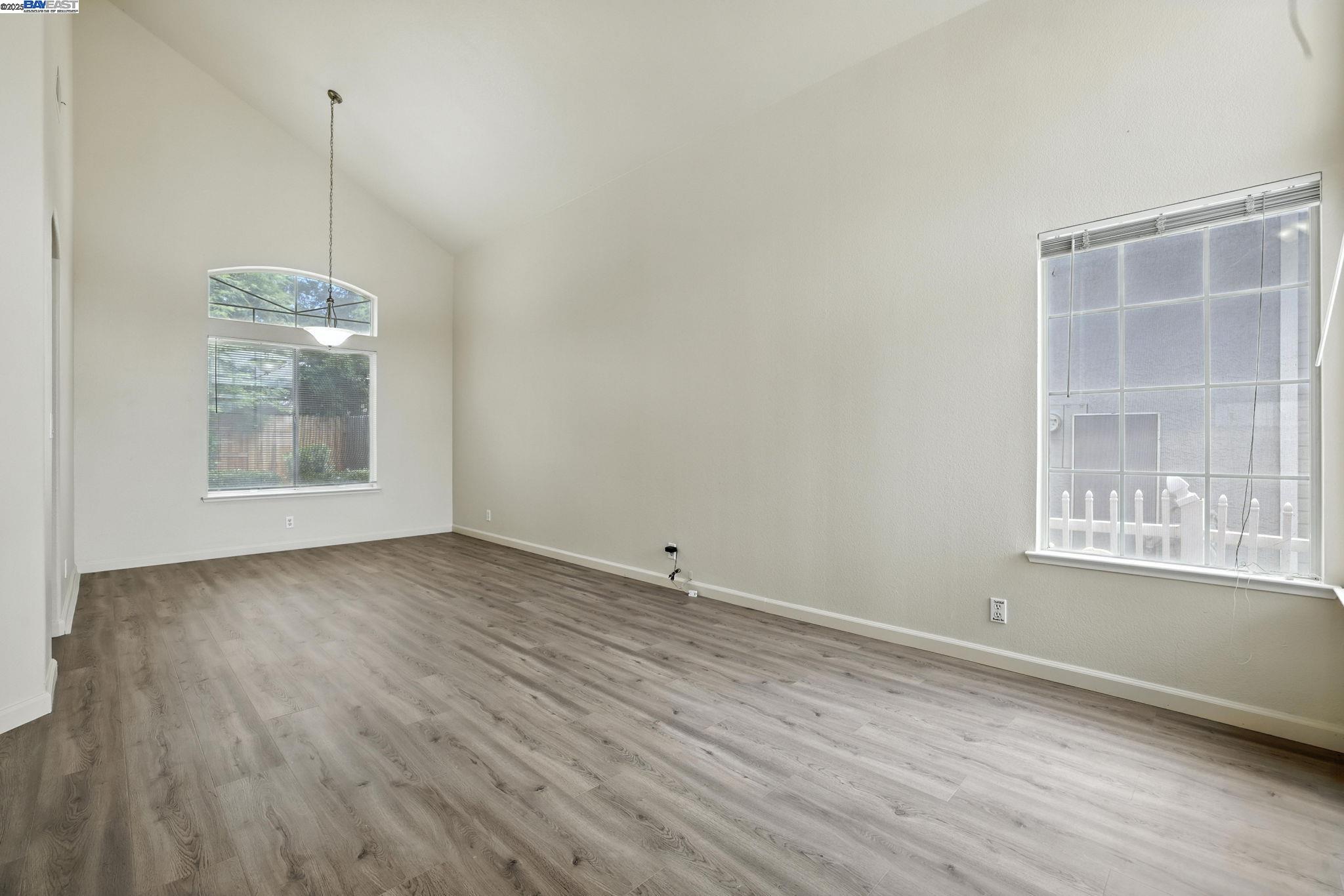 Detail Gallery Image 10 of 43 For 10169 Archley Ct, Elk Grove,  CA 95624 - 3 Beds | 3 Baths