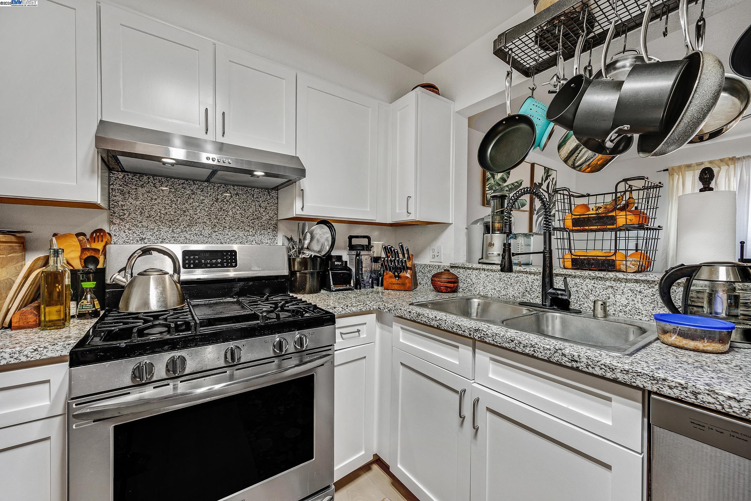 Detail Gallery Image 15 of 22 For 4816 San Pablo Ave, Emeryville,  CA 94608 - 2 Beds | 1/1 Baths