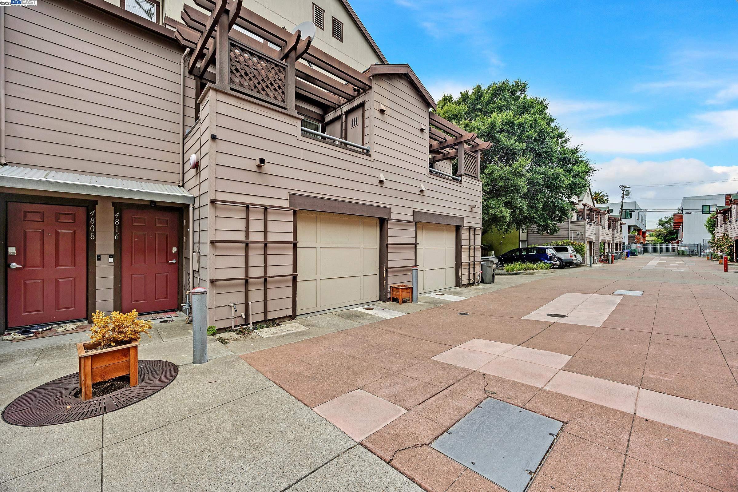 Detail Gallery Image 3 of 22 For 4816 San Pablo Ave, Emeryville,  CA 94608 - 2 Beds | 1/1 Baths
