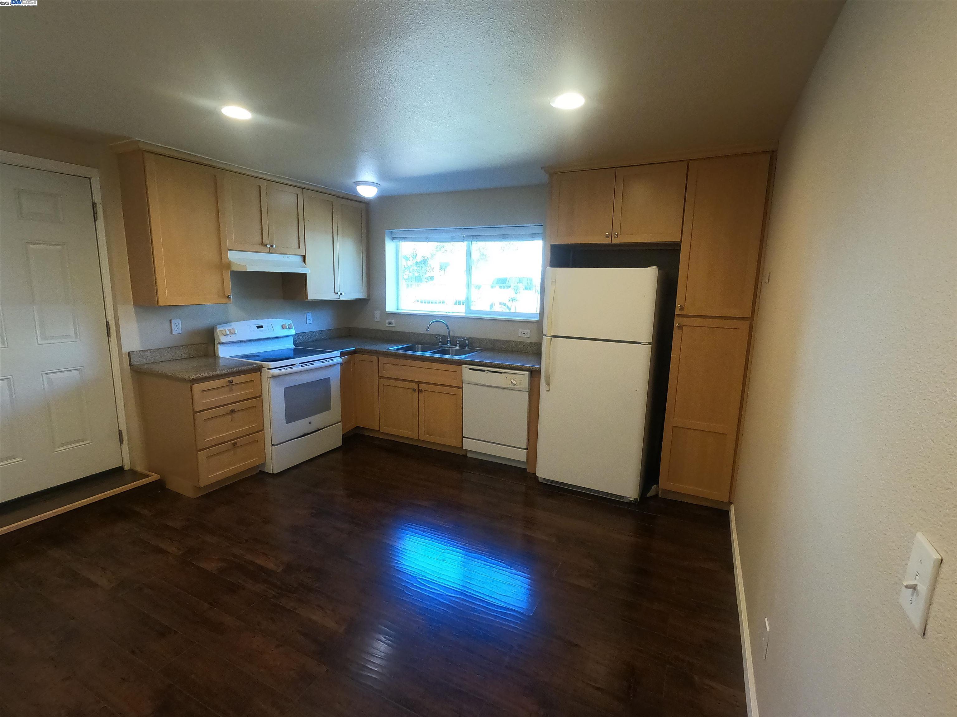 Detail Gallery Image 1 of 13 For 279 Estabrook St #C,  San Leandro,  CA 94577 - 2 Beds | 1 Baths