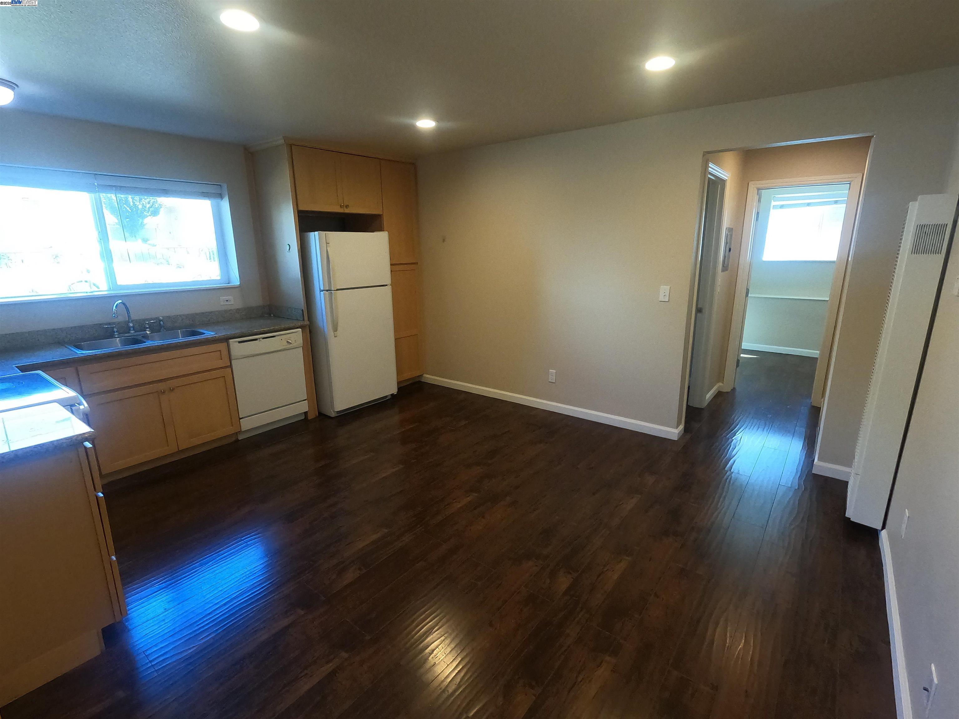 Detail Gallery Image 2 of 13 For 279 Estabrook St #C,  San Leandro,  CA 94577 - 2 Beds | 1 Baths