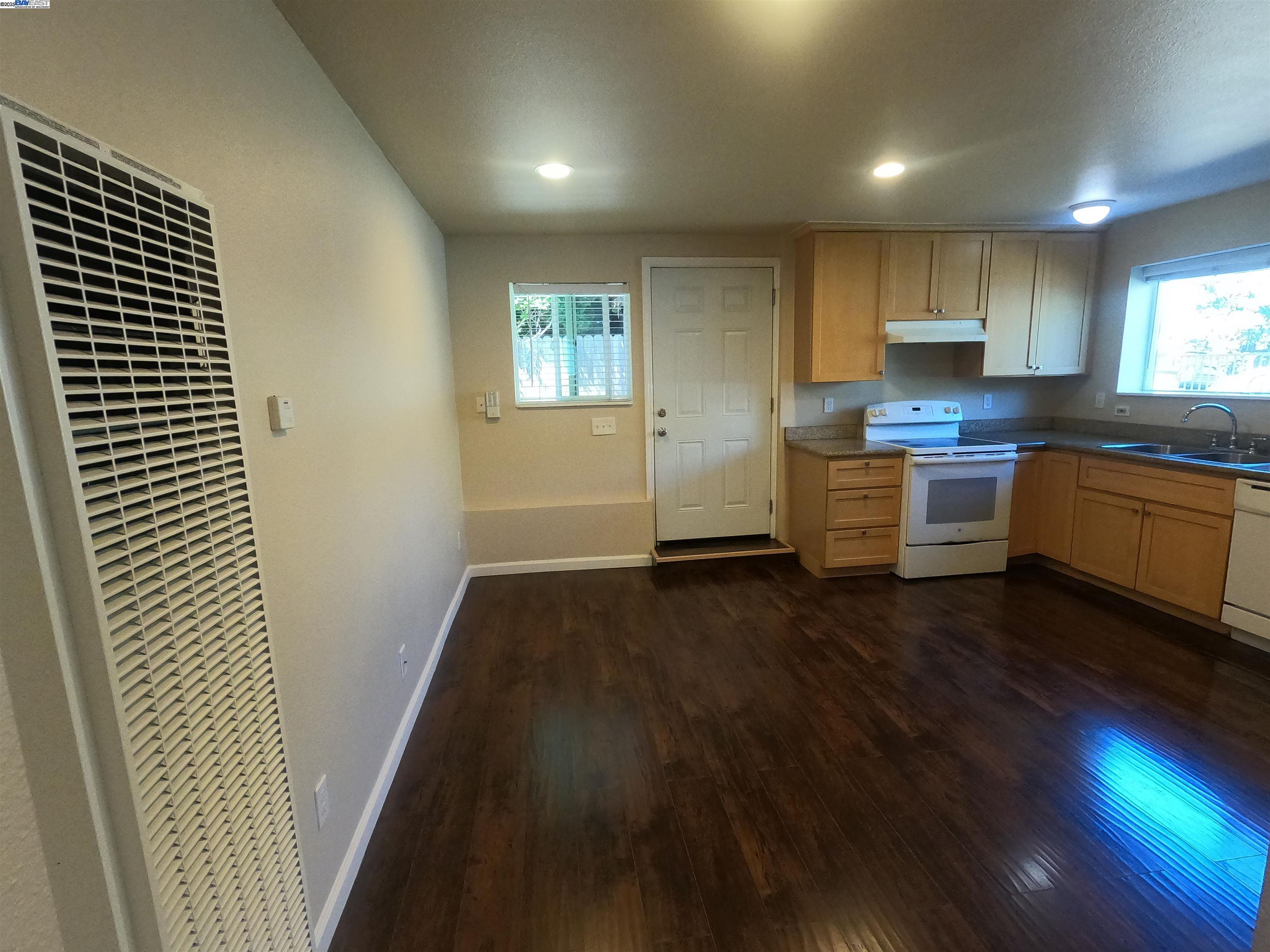 Detail Gallery Image 3 of 13 For 279 Estabrook St #C,  San Leandro,  CA 94577 - 2 Beds | 1 Baths