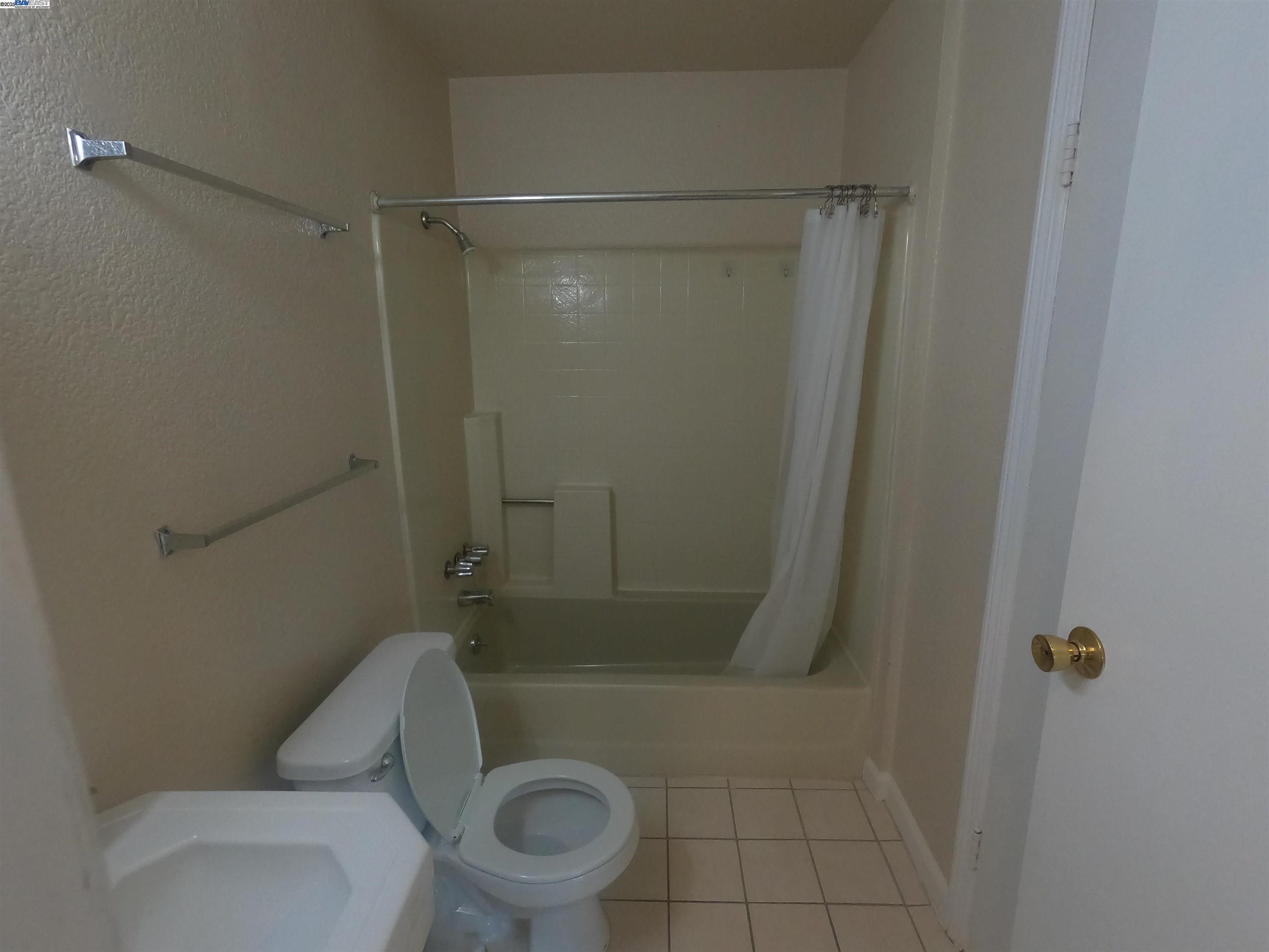 Detail Gallery Image 5 of 13 For 279 Estabrook St #C,  San Leandro,  CA 94577 - 2 Beds | 1 Baths