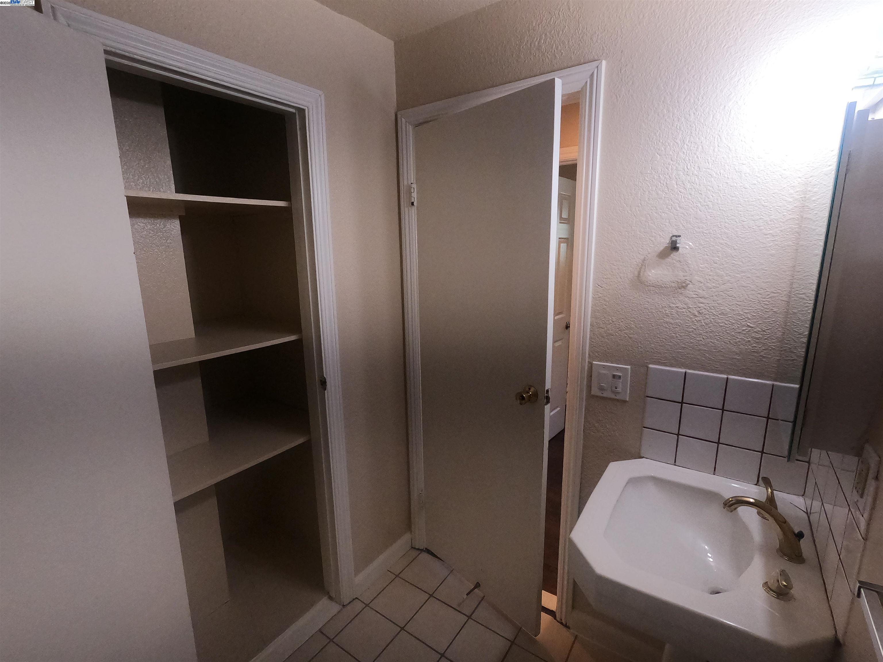Detail Gallery Image 6 of 13 For 279 Estabrook St #C,  San Leandro,  CA 94577 - 2 Beds | 1 Baths