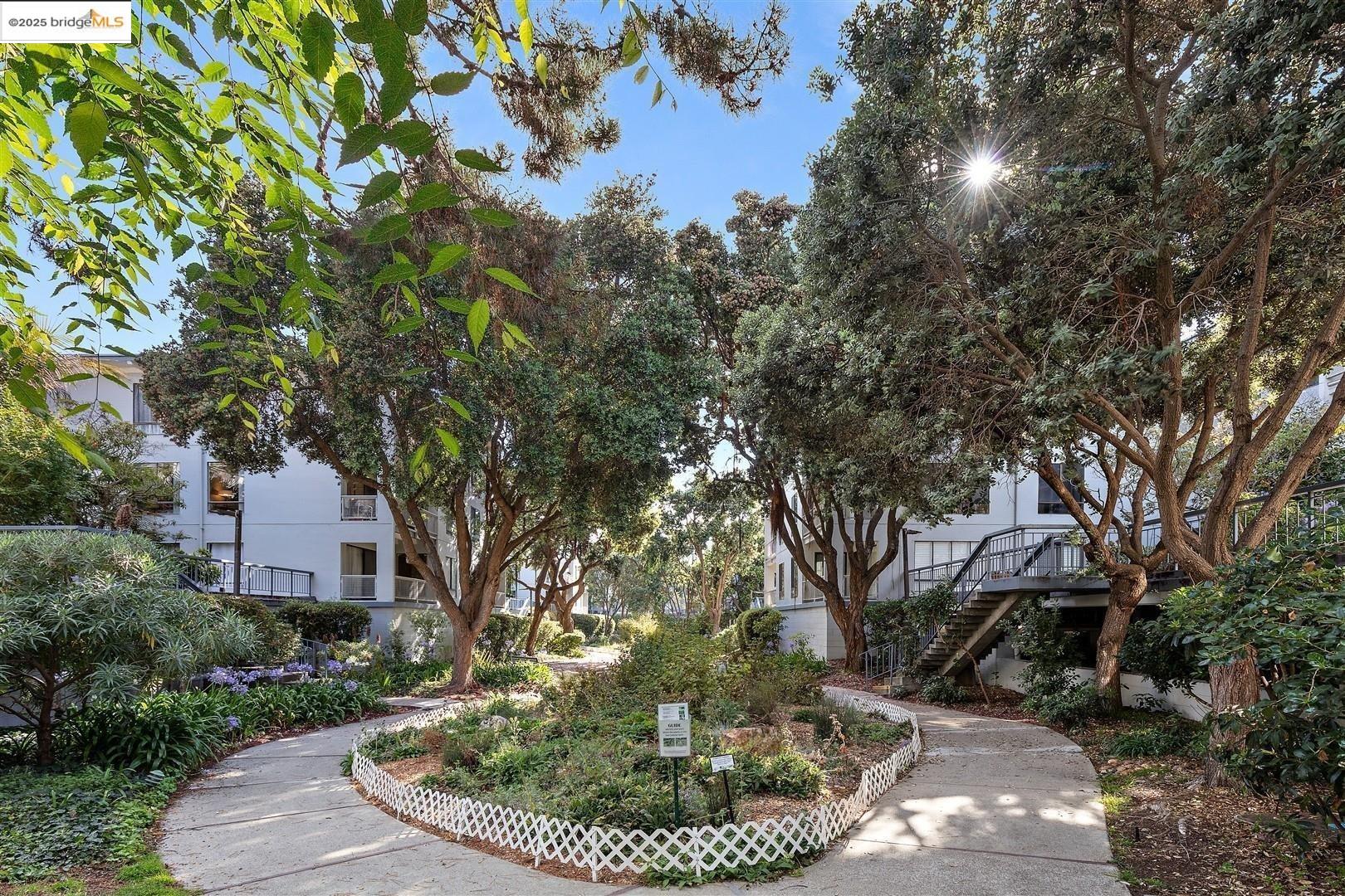 Detail Gallery Image 27 of 56 For 7 Commodore Dr #A355,  Emeryville,  CA 94608 - 1 Beds | 1 Baths