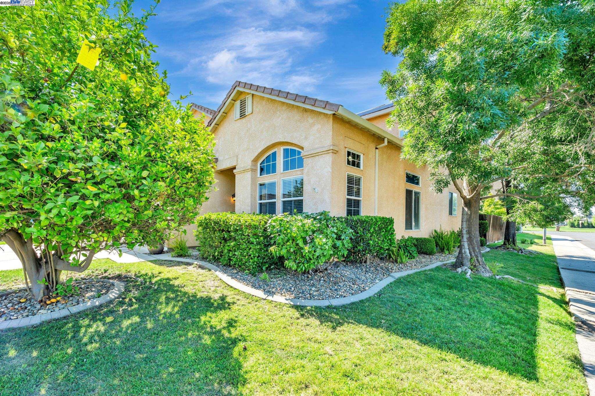 Detail Gallery Image 2 of 43 For 1786 Bergthold Ct, Manteca,  CA 95336 - 4 Beds | 2/1 Baths