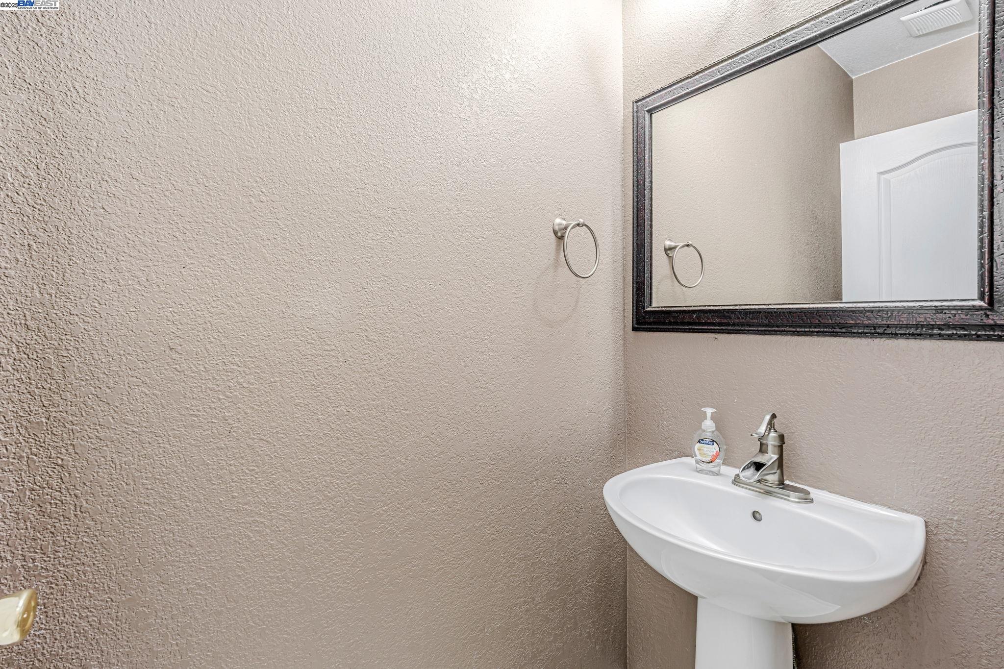 Detail Gallery Image 18 of 43 For 1786 Bergthold Ct, Manteca,  CA 95336 - 4 Beds | 2/1 Baths