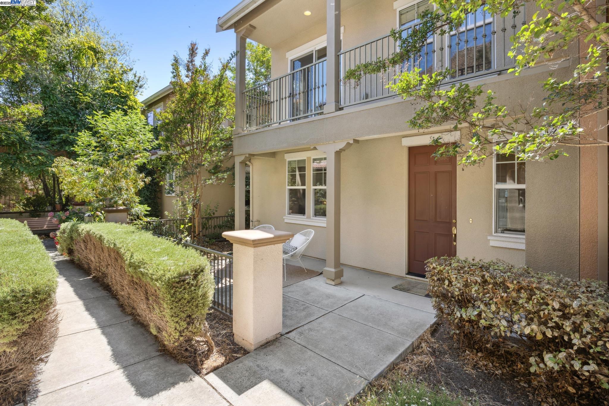 Detail Gallery Image 2 of 43 For 124 Montevina Way, Hayward,  CA 94545 - 3 Beds | 3/1 Baths