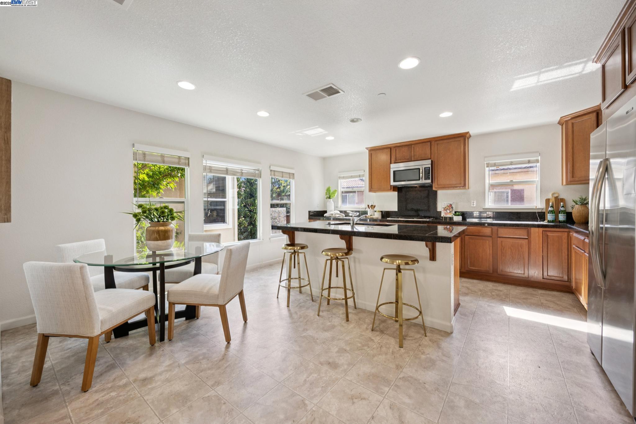 Detail Gallery Image 14 of 43 For 124 Montevina Way, Hayward,  CA 94545 - 3 Beds | 3/1 Baths