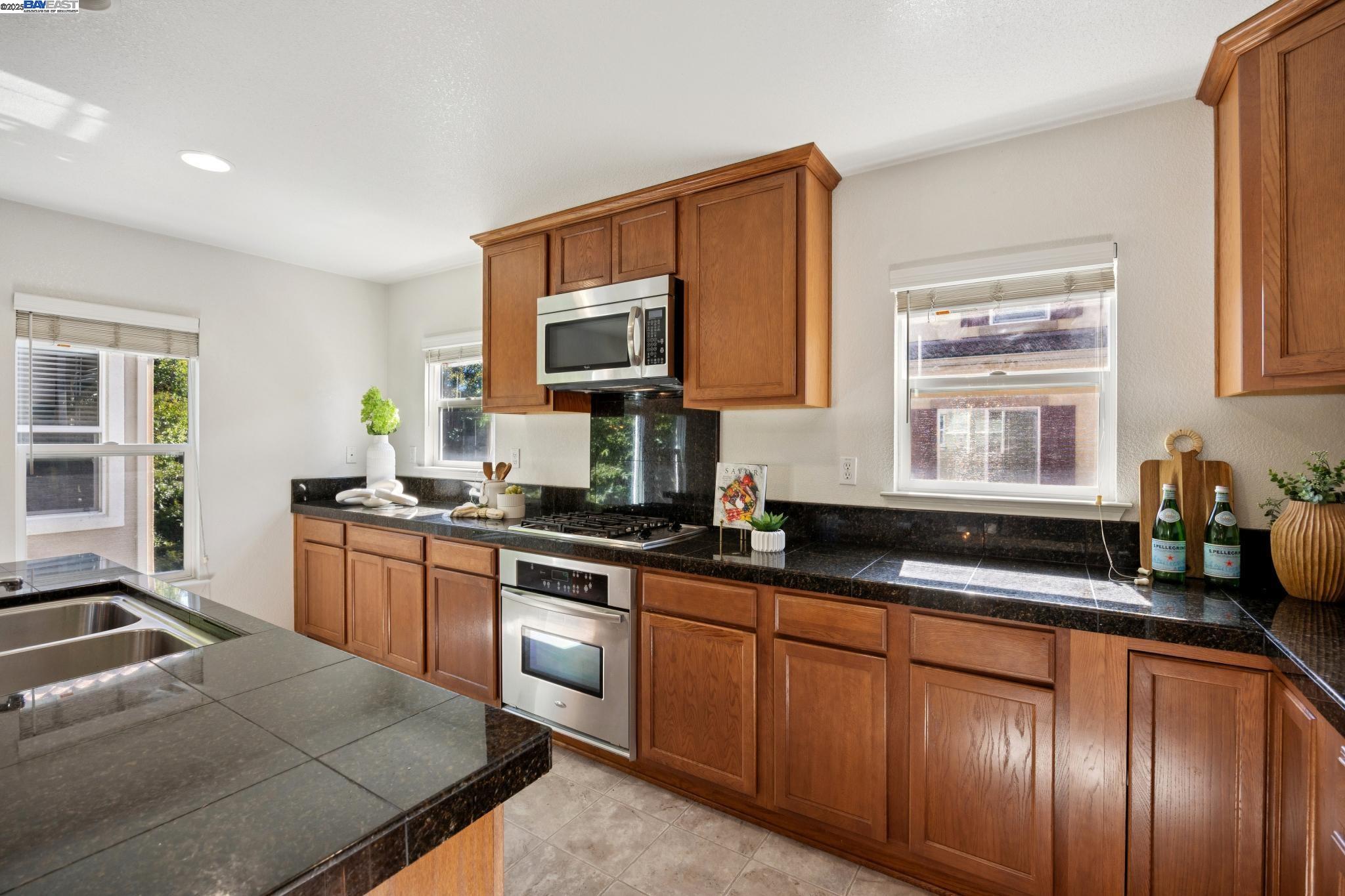 Detail Gallery Image 19 of 43 For 124 Montevina Way, Hayward,  CA 94545 - 3 Beds | 3/1 Baths
