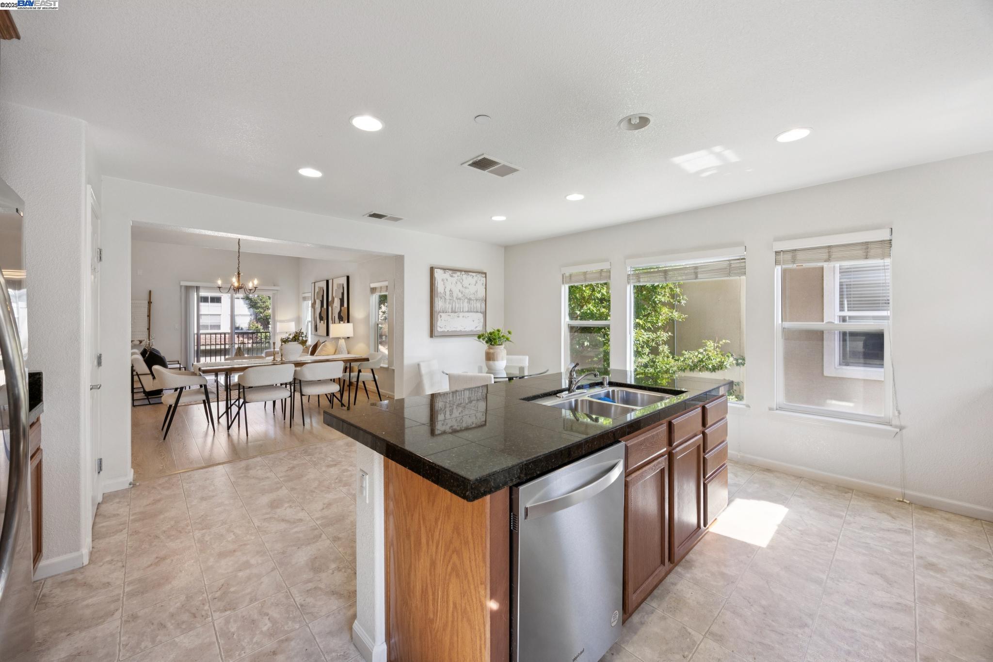 Detail Gallery Image 21 of 43 For 124 Montevina Way, Hayward,  CA 94545 - 3 Beds | 3/1 Baths