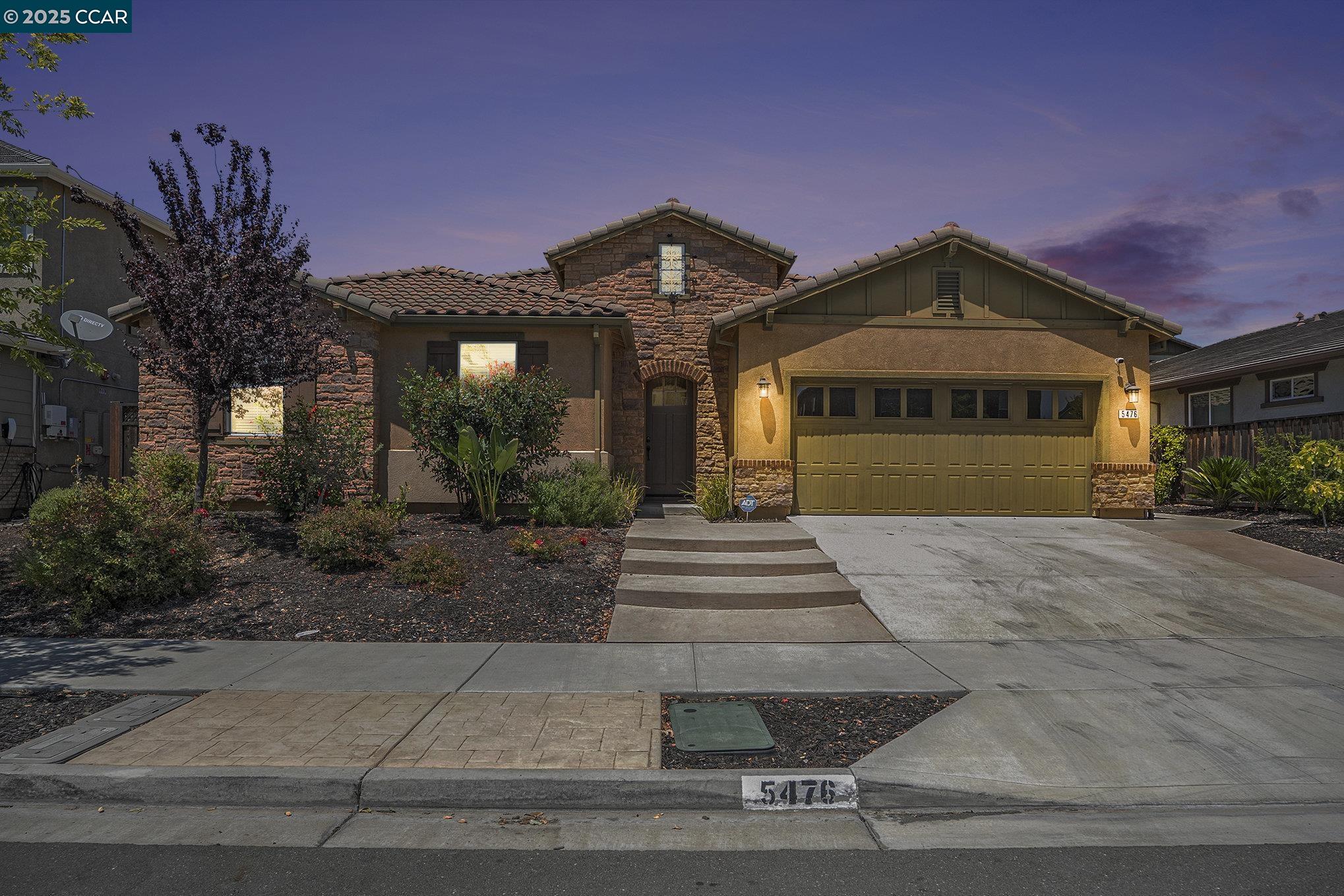 Detail Gallery Image 1 of 31 For 5476 Pinnacle View Way, Antioch,  CA 94531 - 4 Beds | 2 Baths