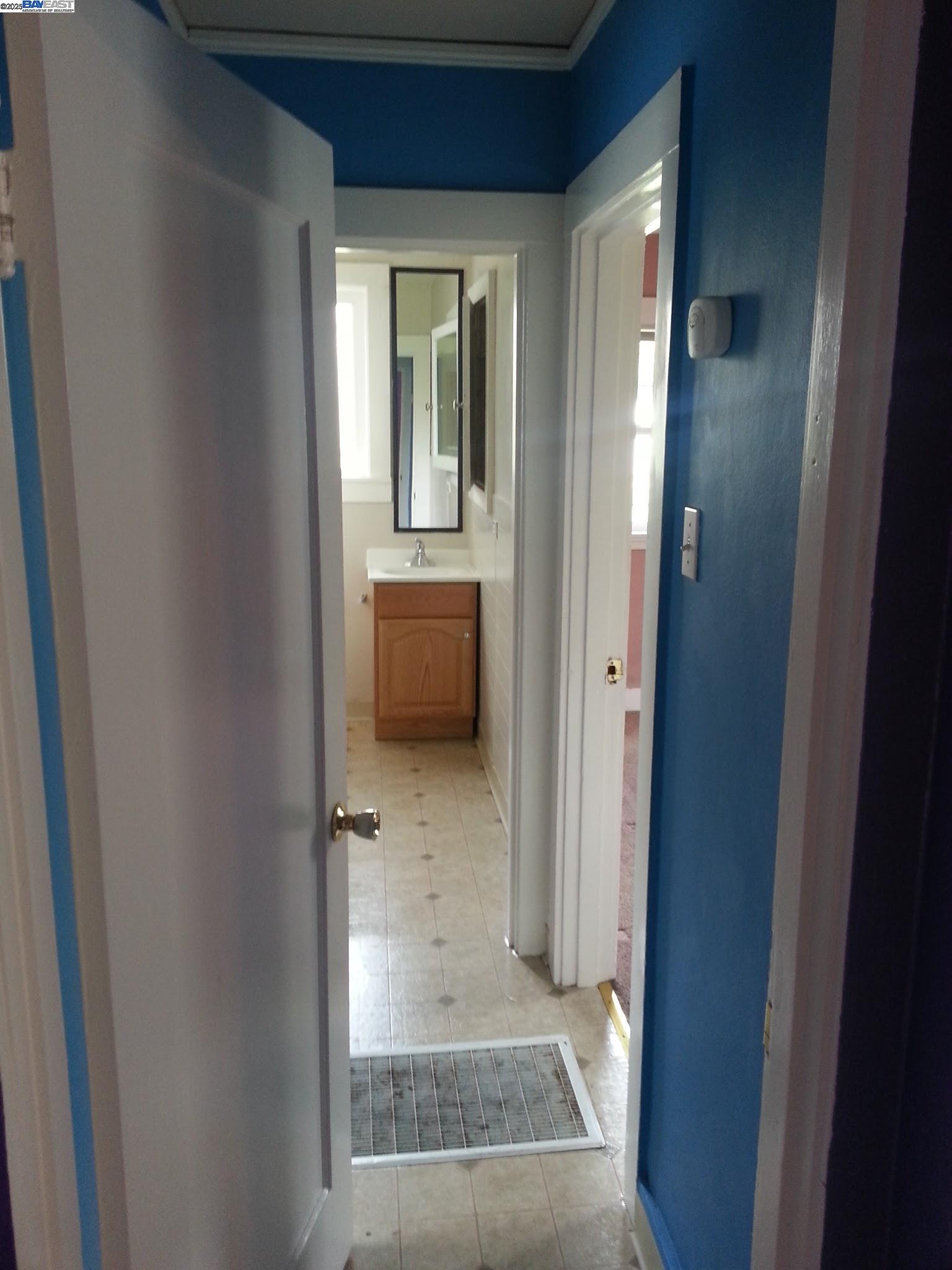 Detail Gallery Image 12 of 14 For Santa Rita St, Oakland,  CA 94601 - 2 Beds | 1 Baths