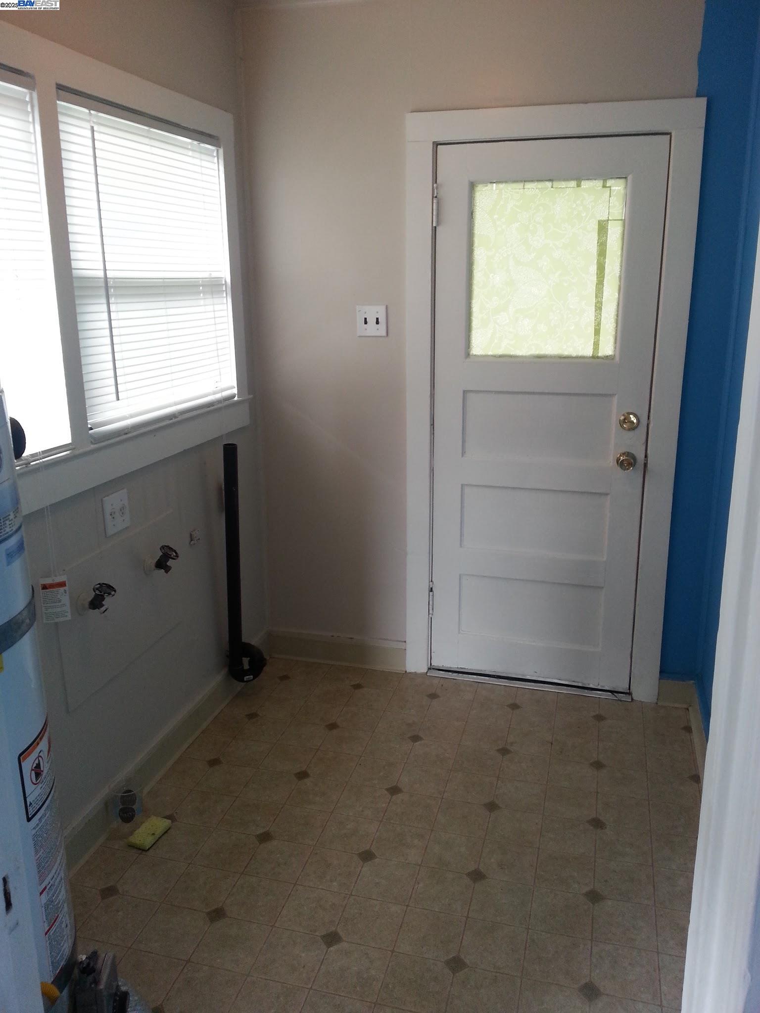 Detail Gallery Image 14 of 14 For Santa Rita St, Oakland,  CA 94601 - 2 Beds | 1 Baths
